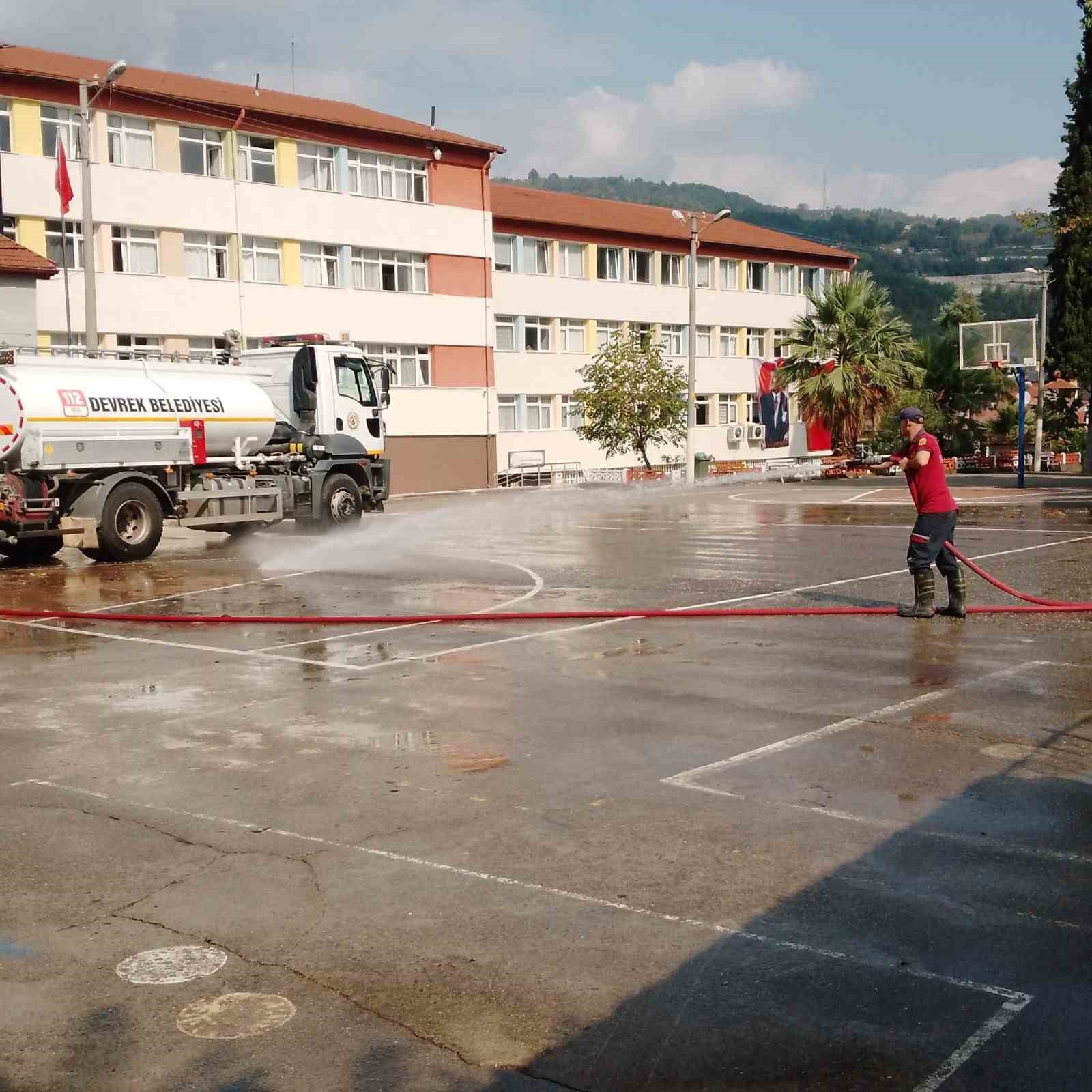 Devrek Belediyesi itfaiye ekipleri okulları yıkadı
