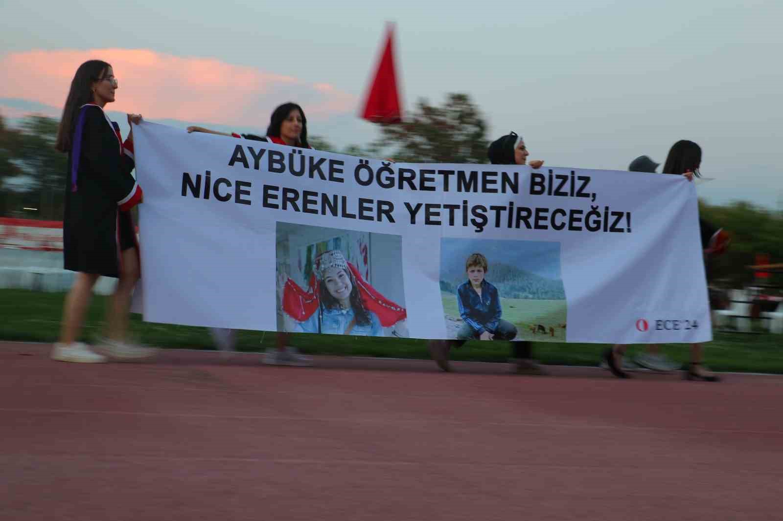 ODTÜ öğrencileri, 2 haftalık Rektör Yozgatlıgil’in konuşmasını sahnenin elektriklerini keserek protesto etti
