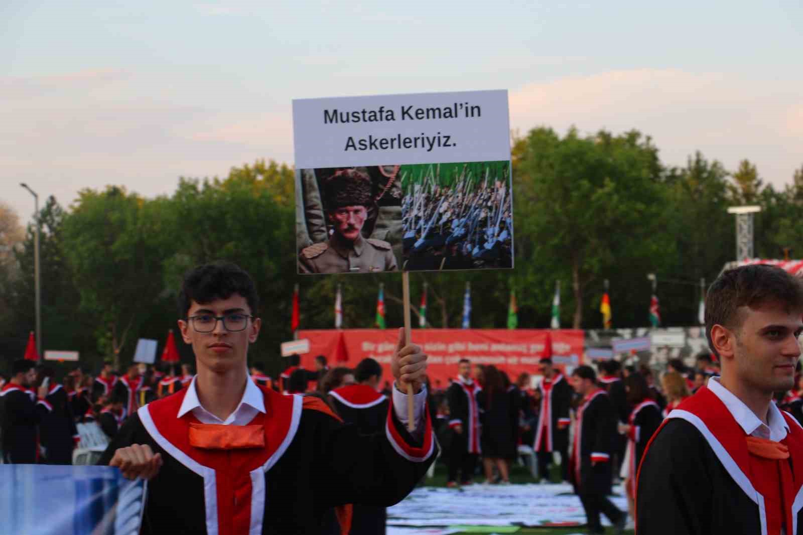 ODTÜ öğrencileri, 2 haftalık Rektör Yozgatlıgil’in konuşmasını sahnenin elektriklerini keserek protesto etti
