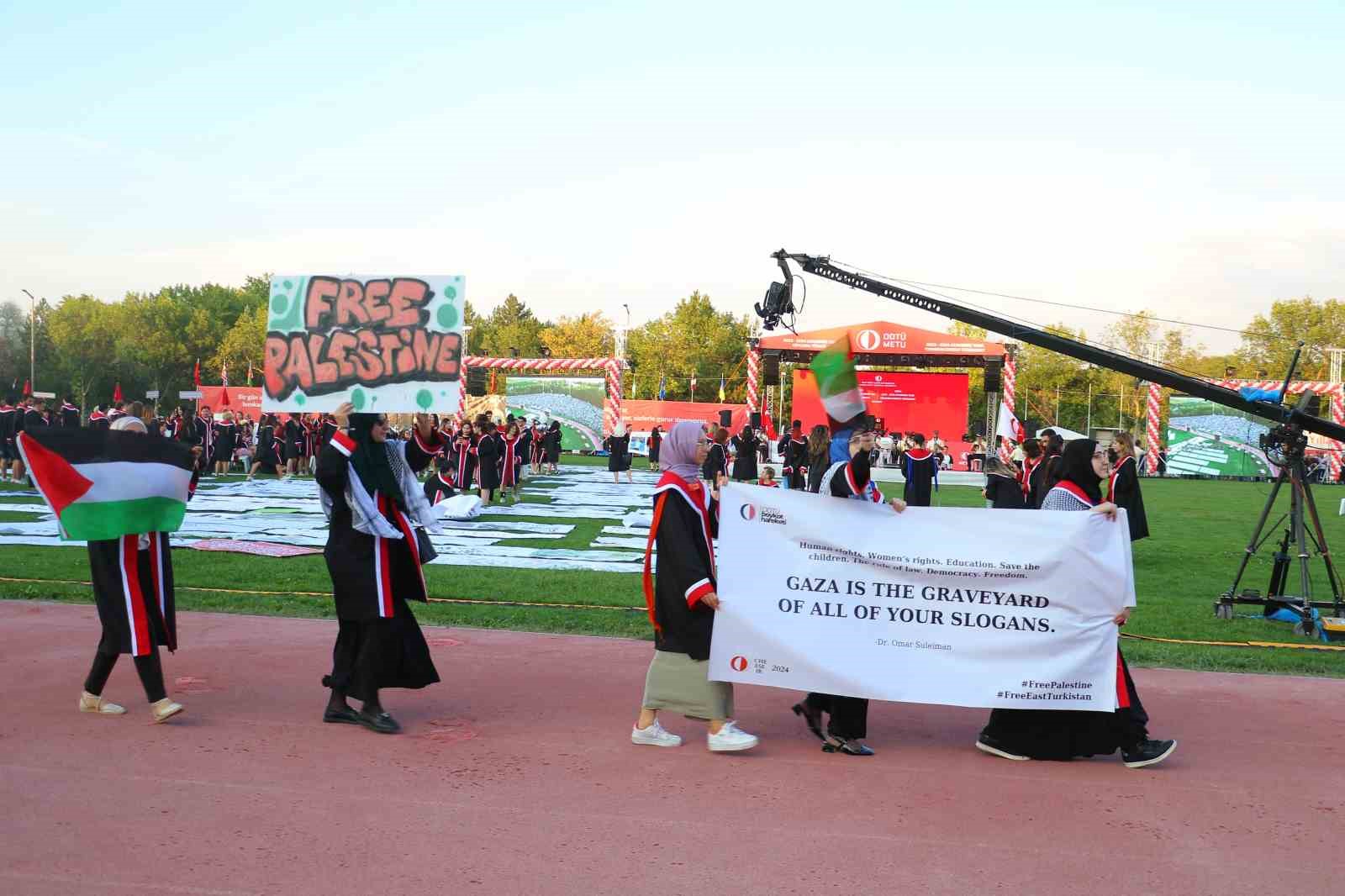 ODTÜ öğrencileri, 2 haftalık Rektör Yozgatlıgil’in konuşmasını sahnenin elektriklerini keserek protesto etti
