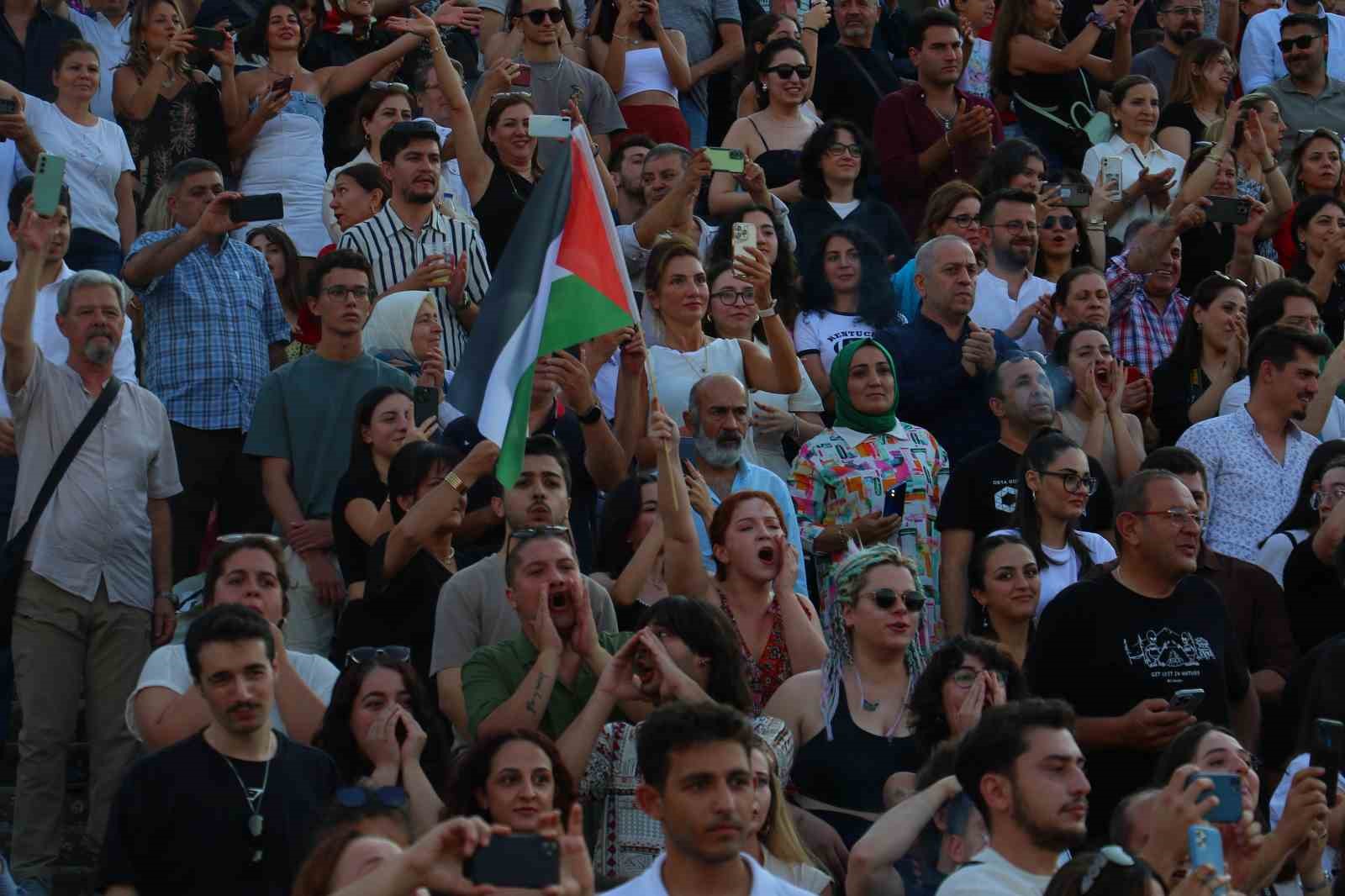 ODTÜ öğrencileri, 2 haftalık Rektör Yozgatlıgil’in konuşmasını sahnenin elektriklerini keserek protesto etti
