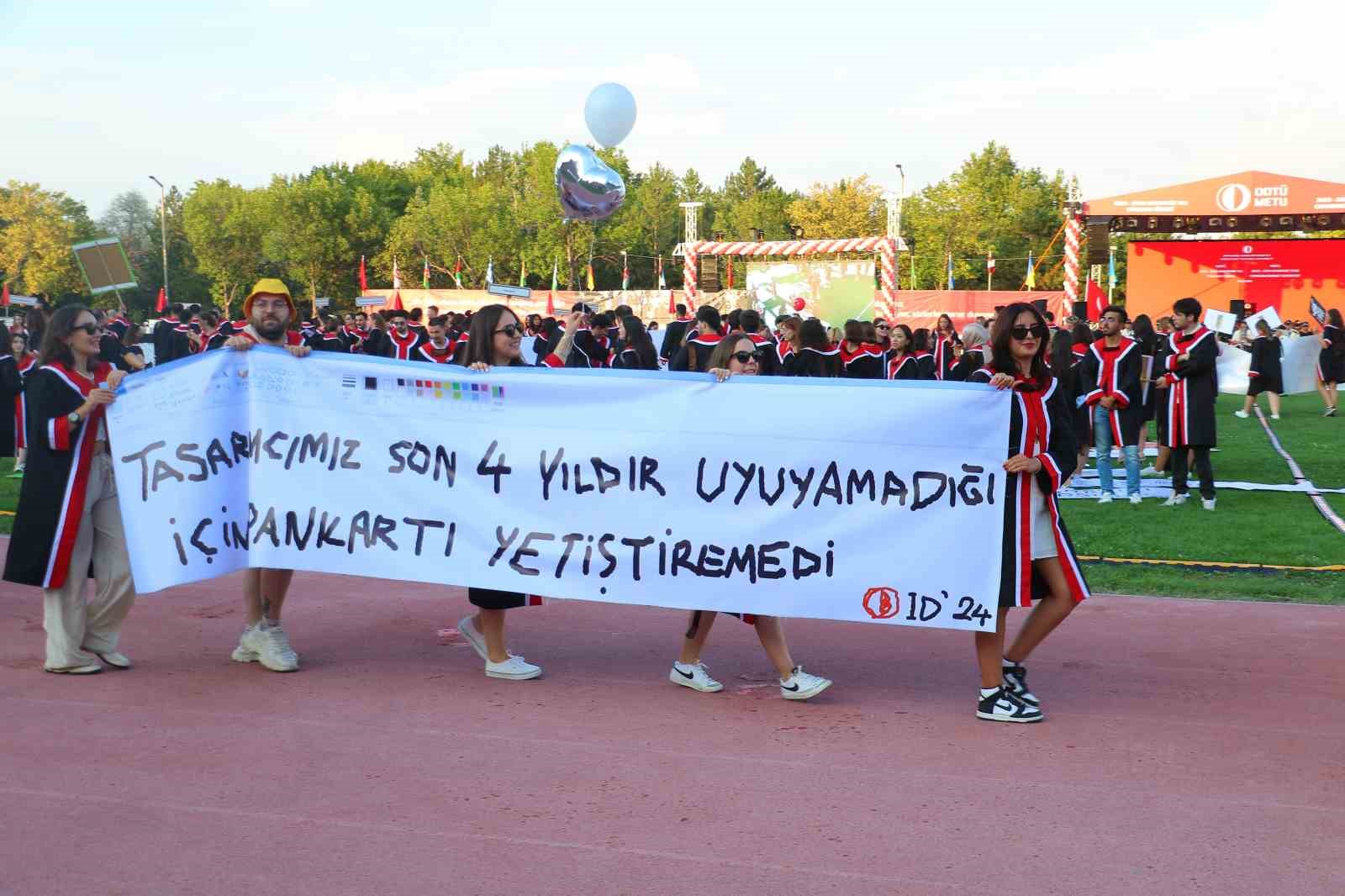 ODTÜ öğrencileri, 2 haftalık Rektör Yozgatlıgil’in konuşmasını sahnenin elektriklerini keserek protesto etti
