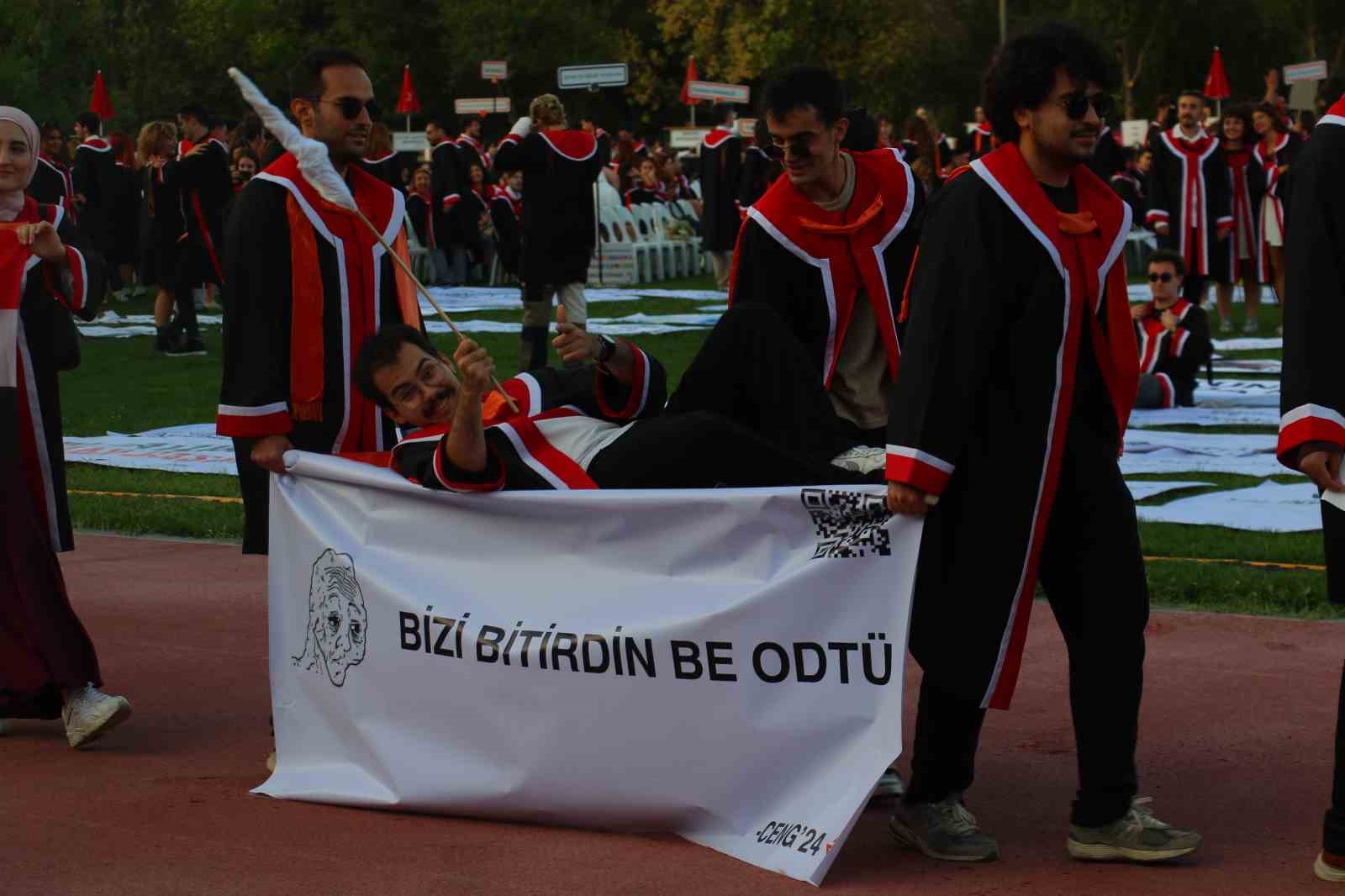 ODTÜ öğrencileri, 2 haftalık Rektör Yozgatlıgil’in konuşmasını sahnenin elektriklerini keserek protesto etti
