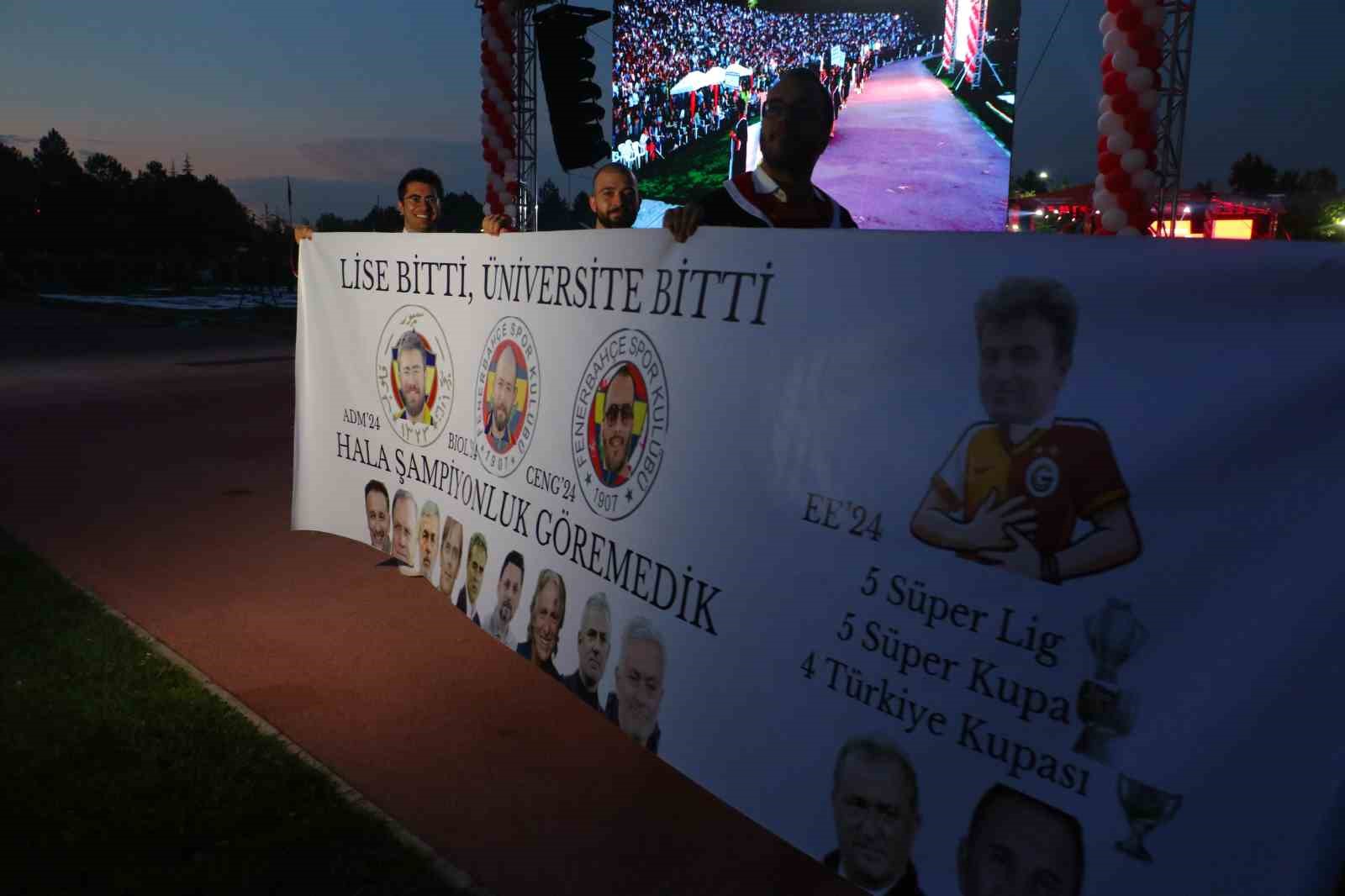 ODTÜ öğrencileri, 2 haftalık Rektör Yozgatlıgil’in konuşmasını sahnenin elektriklerini keserek protesto etti
