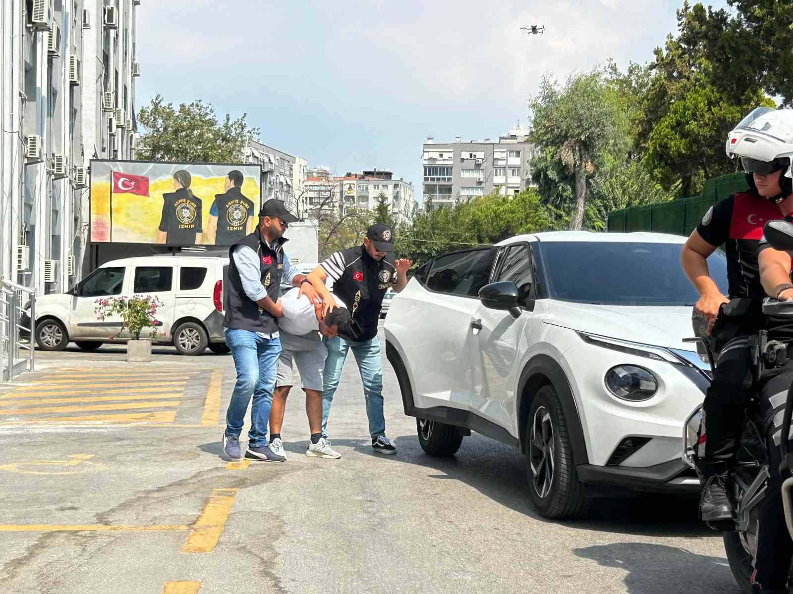 İzmir’de 2 kişiyi öldürüp 3 kişiyi de yaralayan caninin görüntüleri ortaya çıktı
