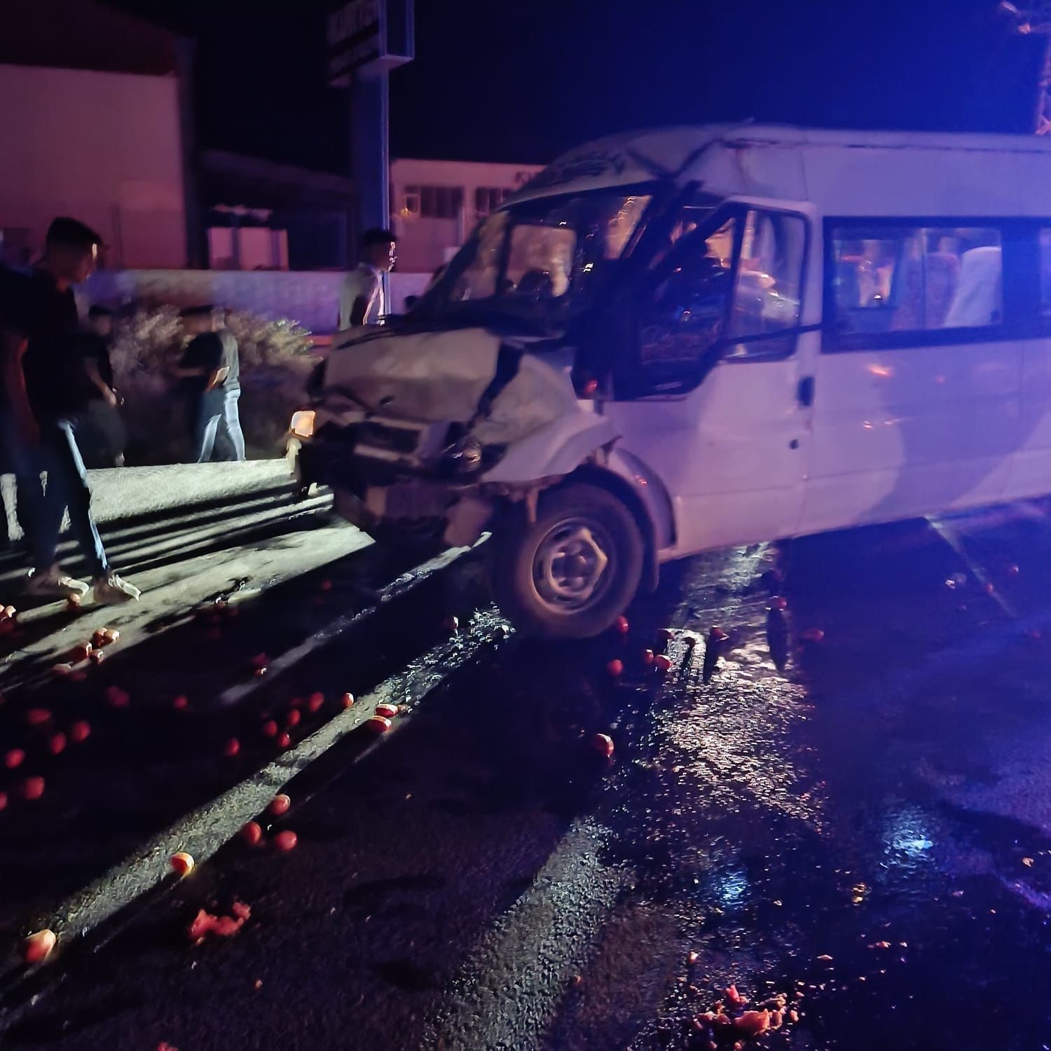 Minibüs domates yüklü traktöre çarptı: 10 yaralı
