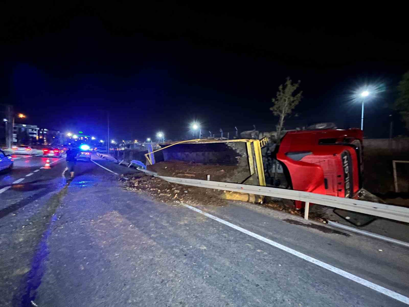 Sultangazi’de karşı şeride geçen hafriyat kamyonu, bariyere çarparak devrildi
