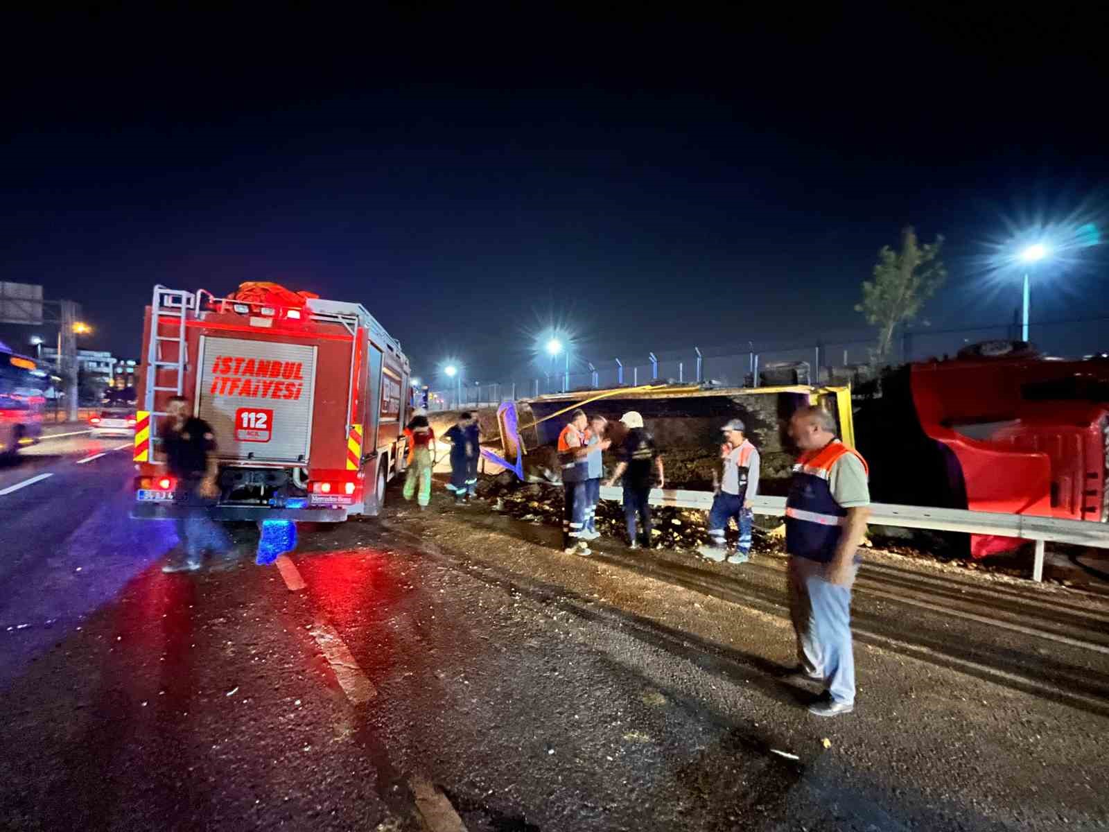 Sultangazi’de karşı şeride geçen hafriyat kamyonu, bariyere çarparak devrildi
