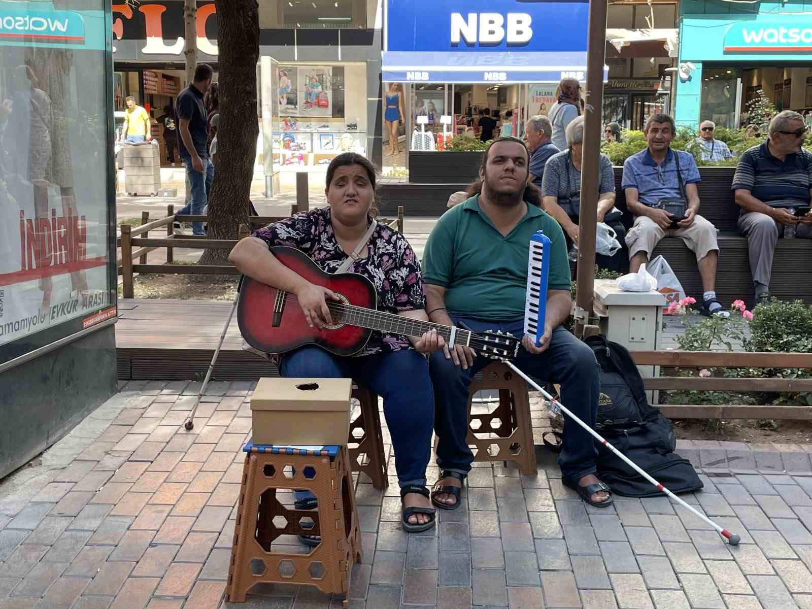 (ÖZEL) İran’dan gelen görme engelli çift sokak müzisyenliği yaparak geçimini sağlıyor
