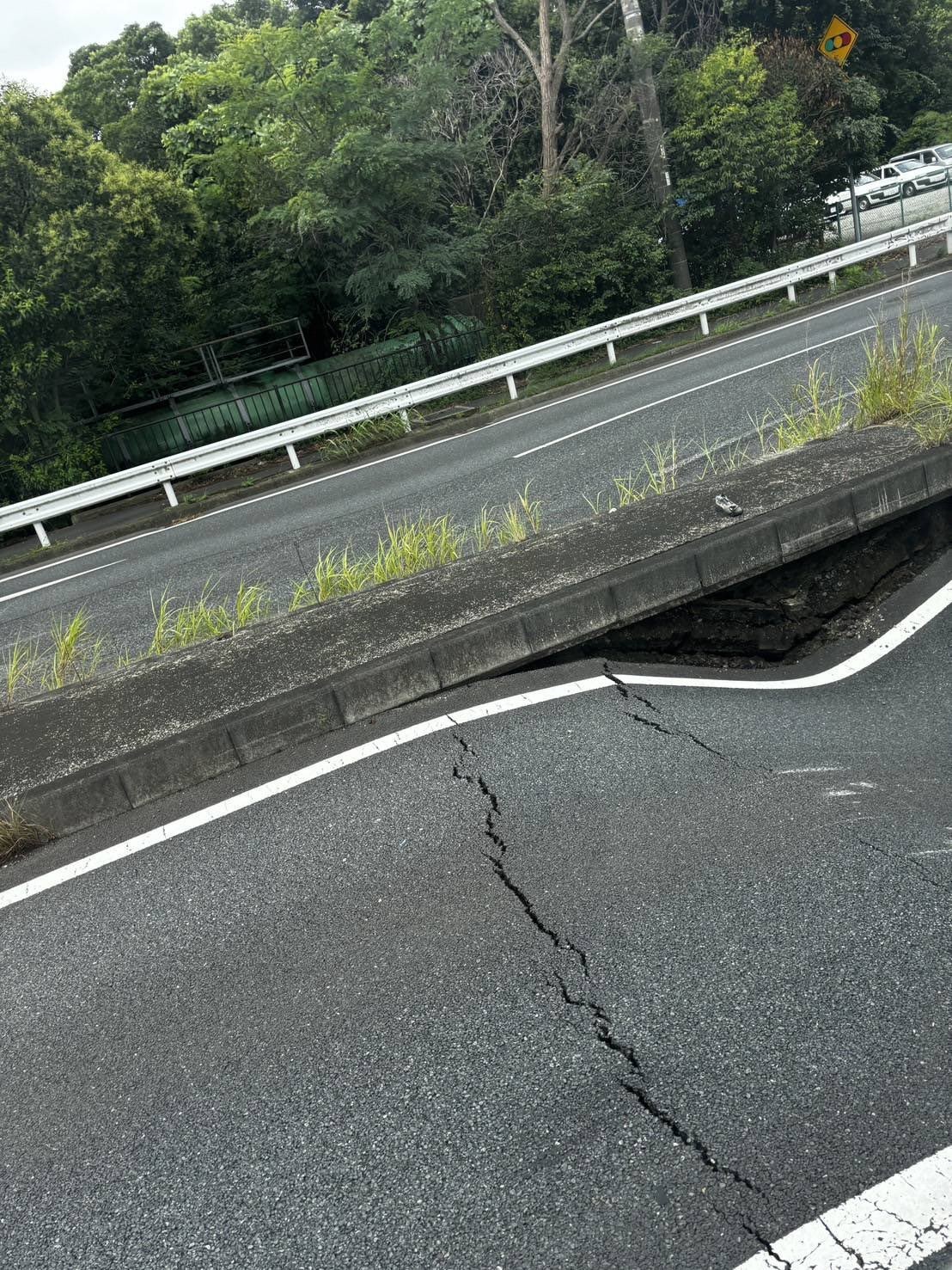 Japonya’da 4 şeritli otoyol çöktü, facianın eşiğinden dönüldü
