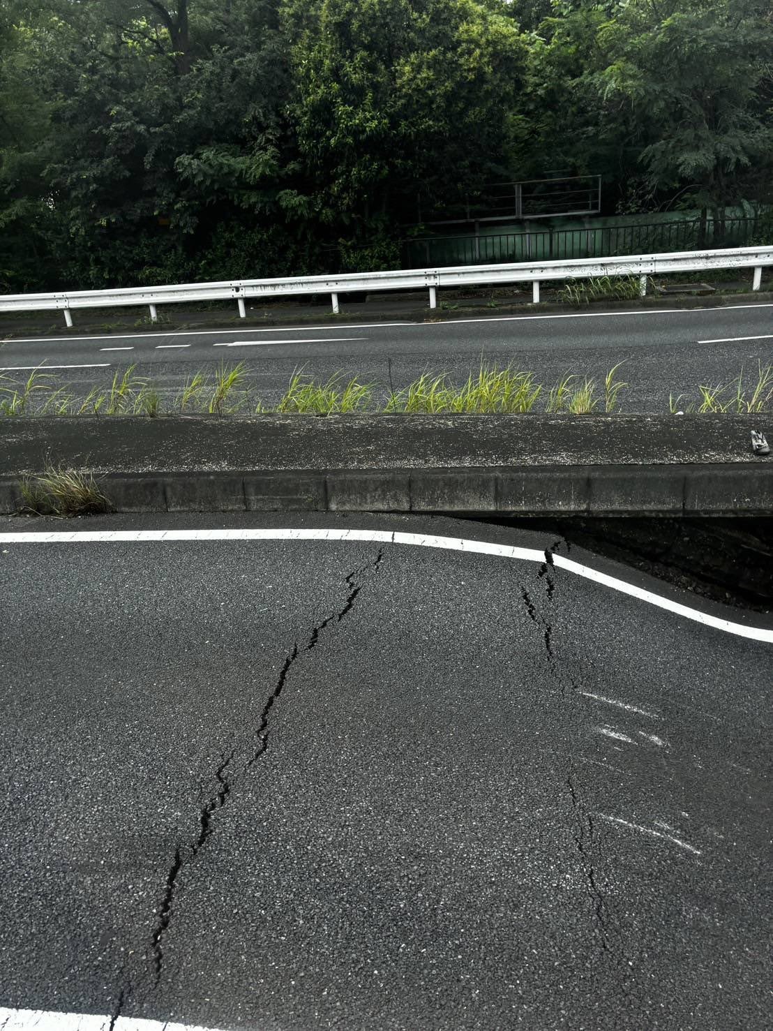 Japonya’da 4 şeritli otoyol çöktü, facianın eşiğinden dönüldü
