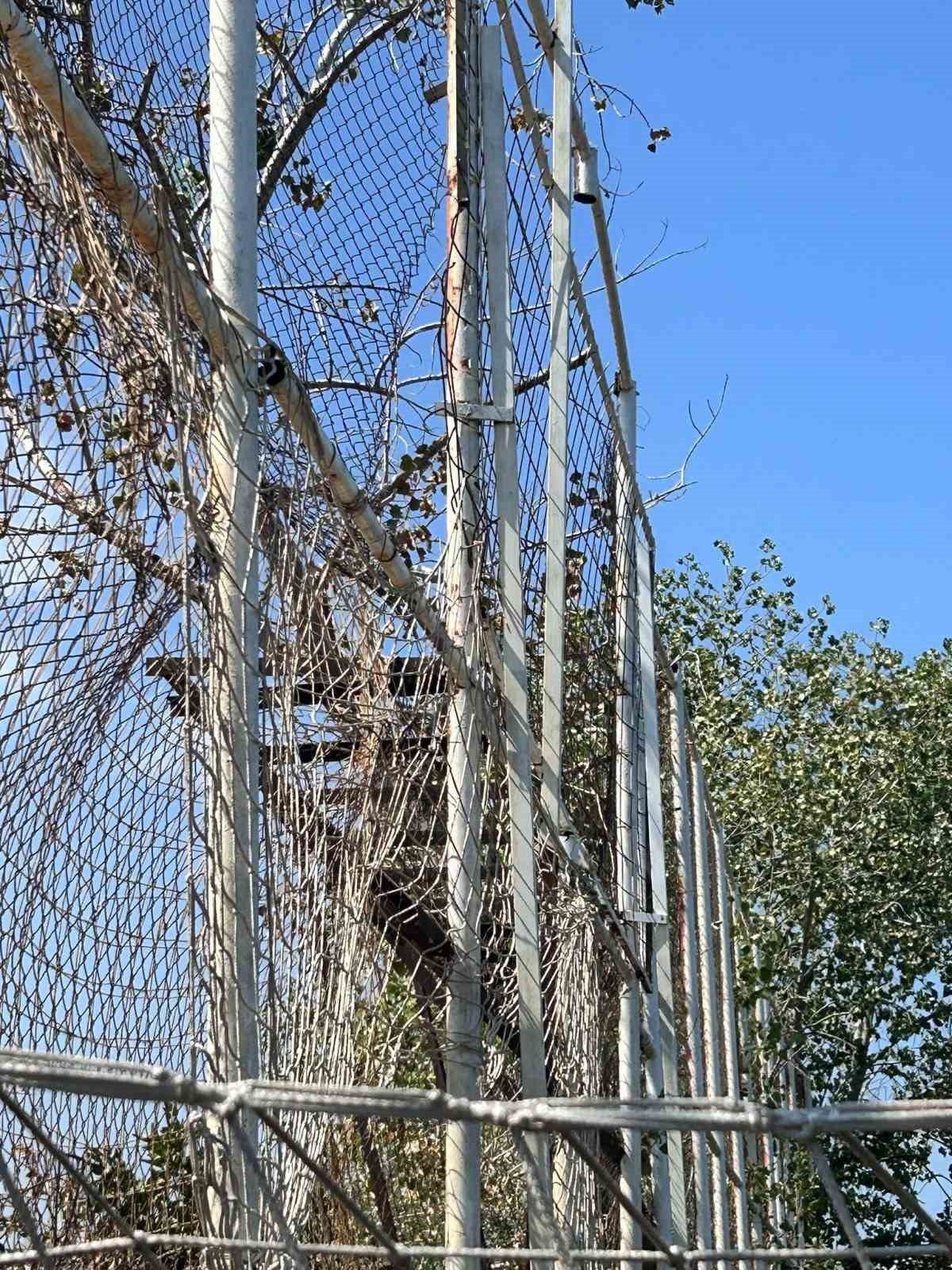 Narlıdere’deki Ali Artuner Stadyumu harabeye döndü
