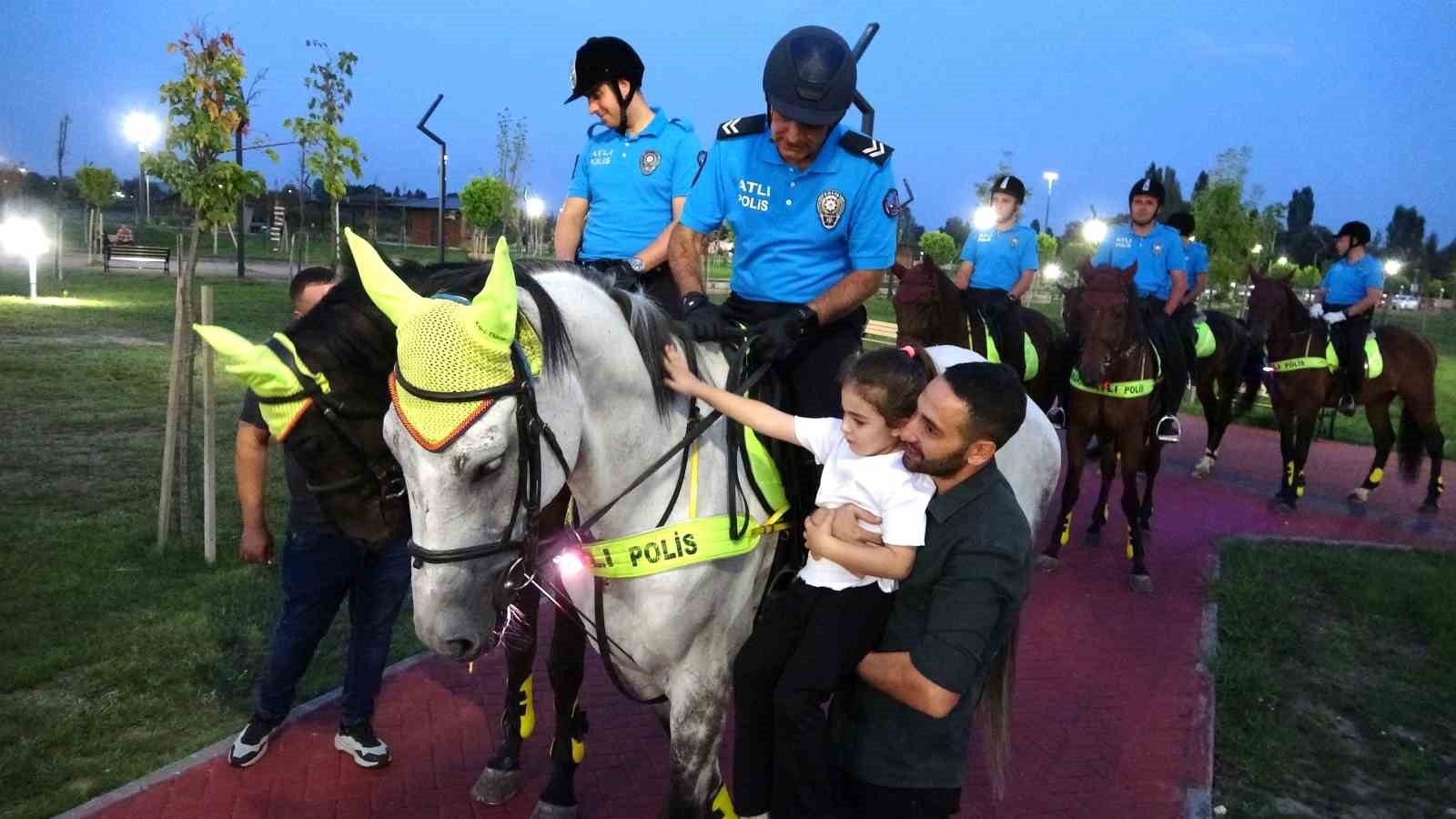 Kütahya’da devriye gezen atlı polislere vatandaşlardan ilgi
