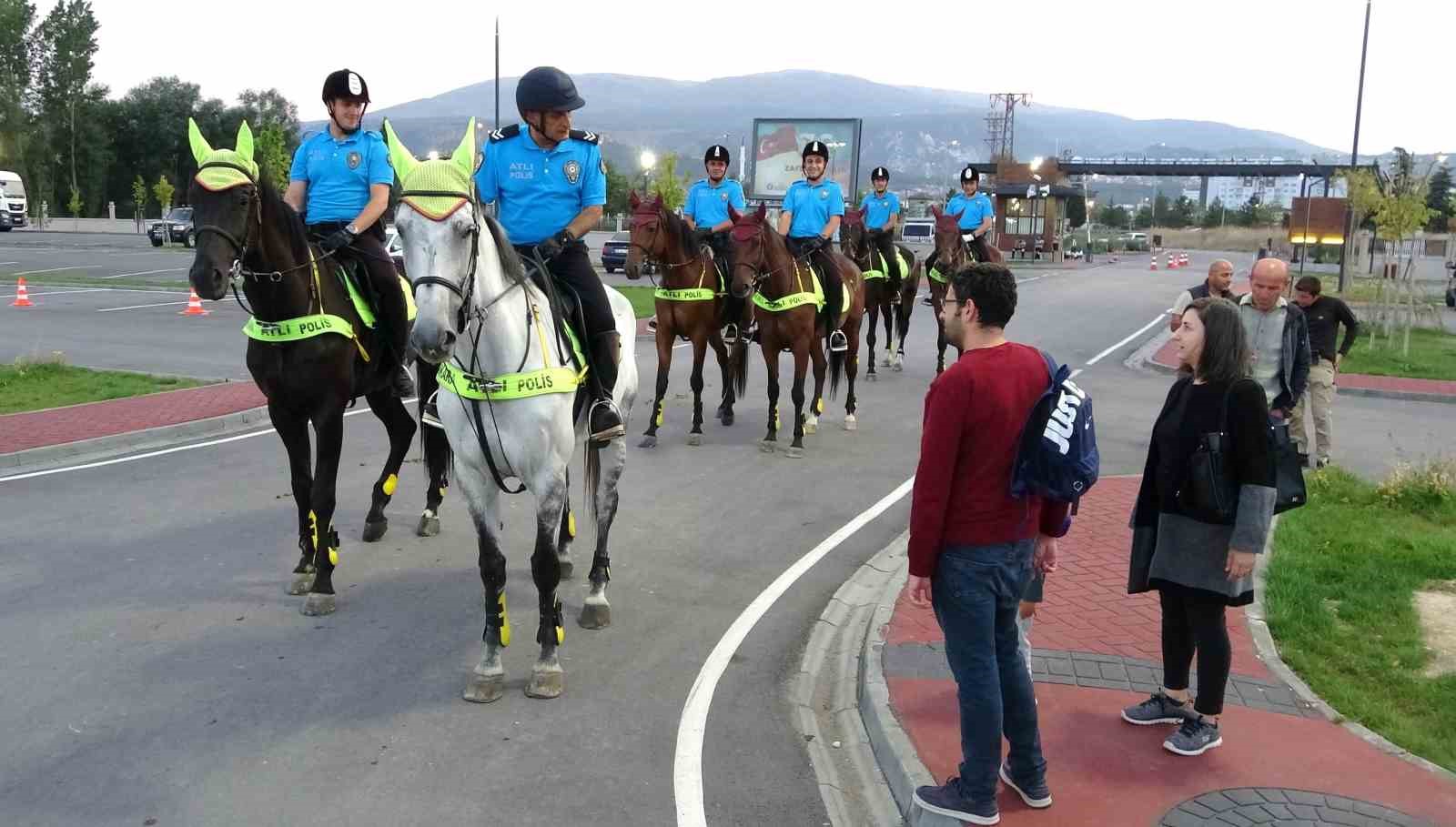 Kütahya’da devriye gezen atlı polislere vatandaşlardan ilgi
