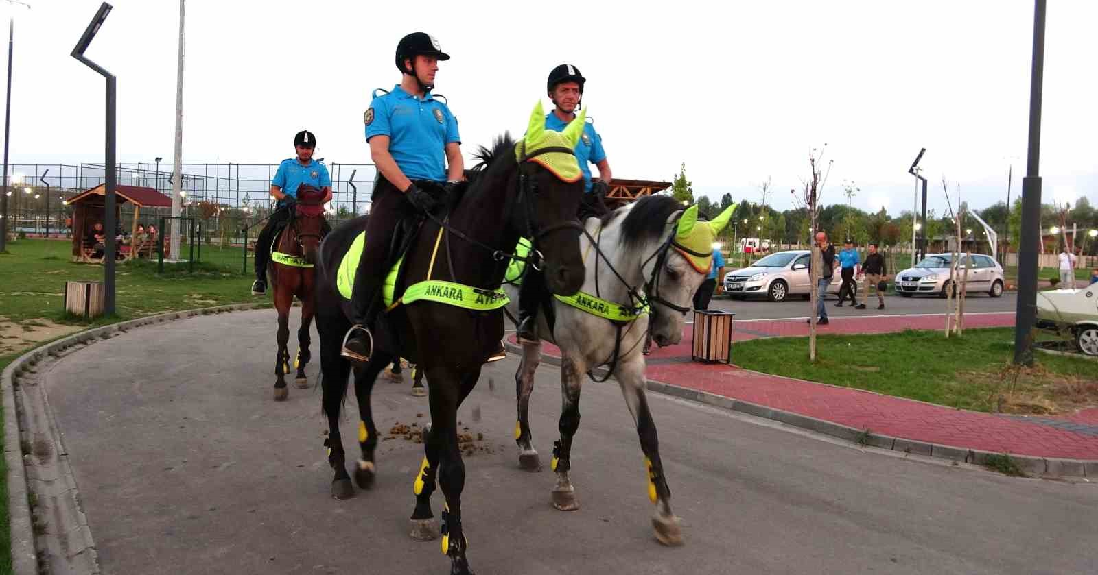 Kütahya’da devriye gezen atlı polislere vatandaşlardan ilgi
