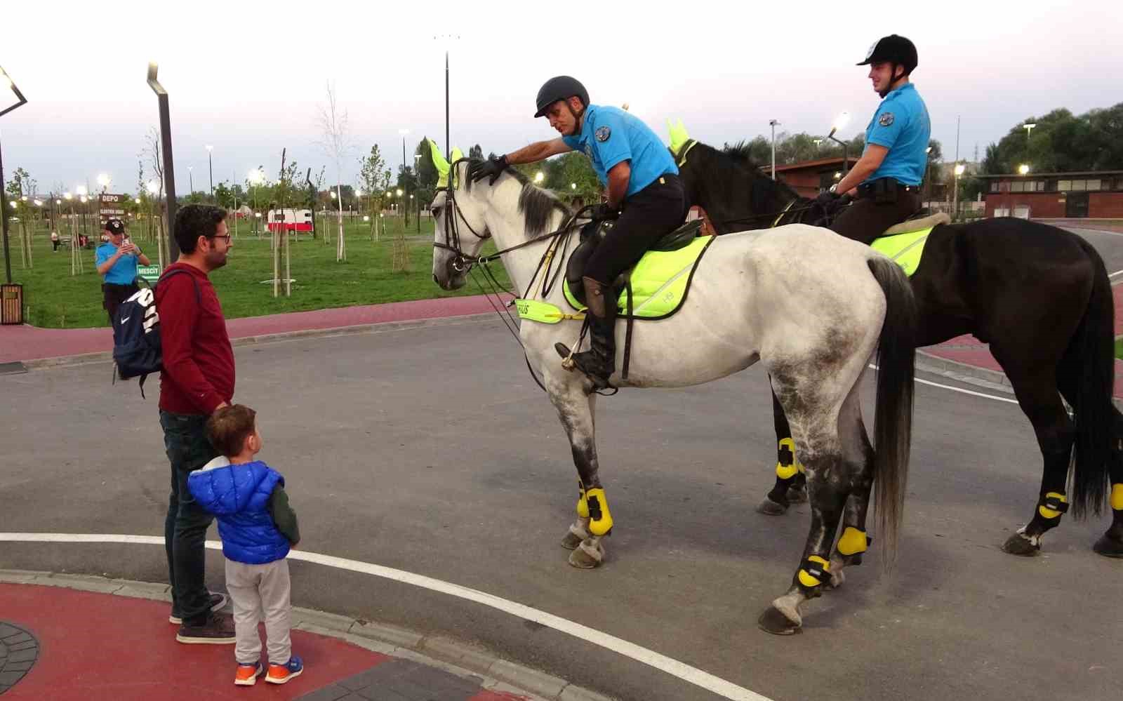 Kütahya’da devriye gezen atlı polislere vatandaşlardan ilgi
