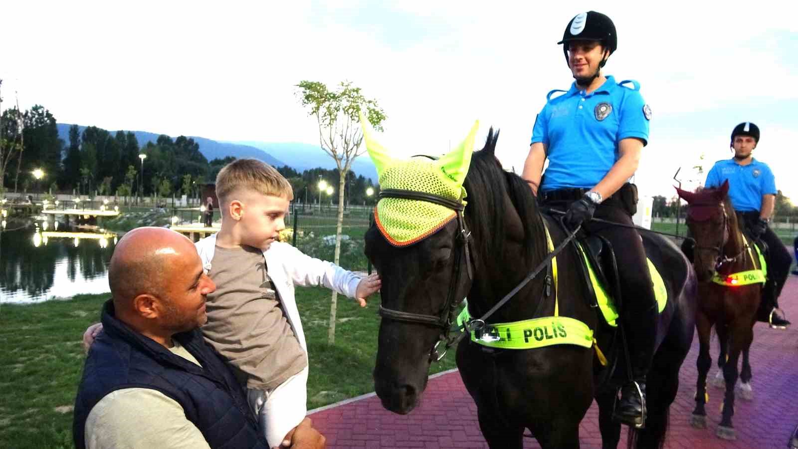 Kütahya’da devriye gezen atlı polislere vatandaşlardan ilgi
