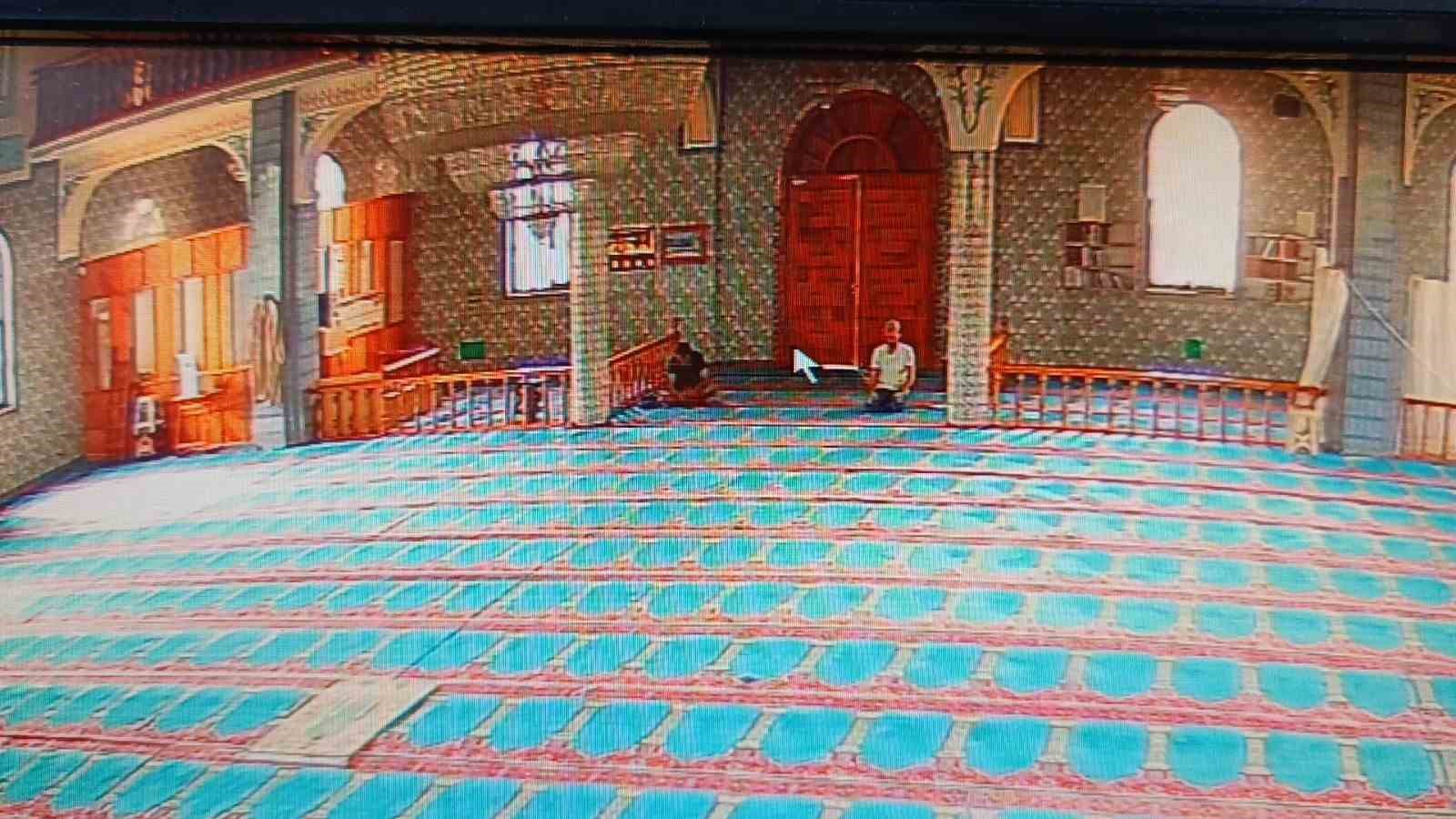 Camiye girip yardım paralarını çaldı, namaz kılanı görünce cami görevlisi rolüne girdi
