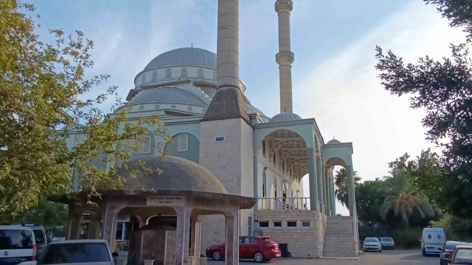 Camiye girip yardım paralarını çaldı, namaz kılanı görünce cami görevlisi rolüne girdi
