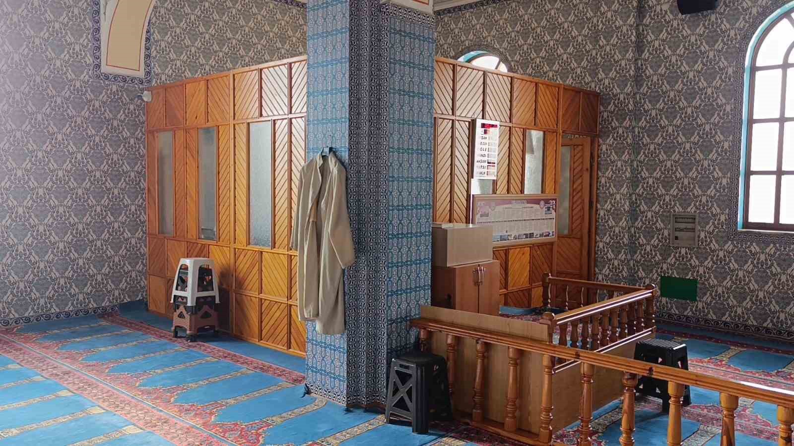 Camiye girip yardım paralarını çaldı, namaz kılanı görünce cami görevlisi rolüne girdi
