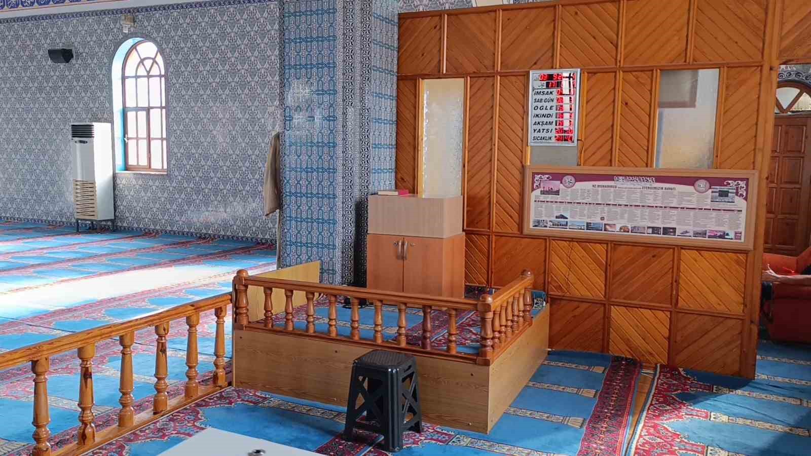 Camiye girip yardım paralarını çaldı, namaz kılanı görünce cami görevlisi rolüne girdi
