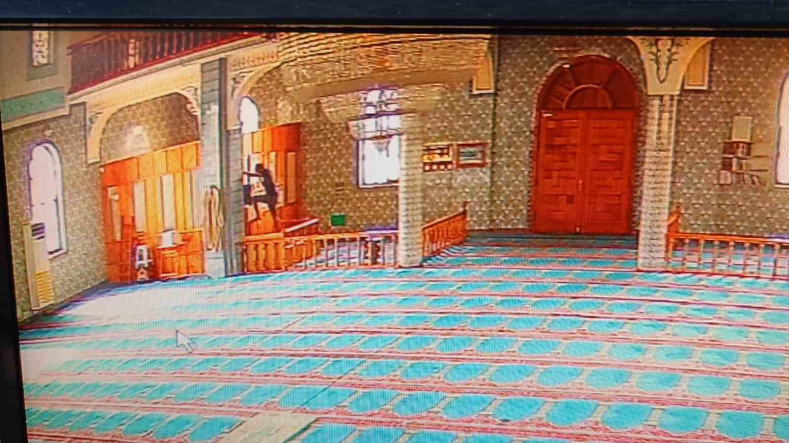 Camiye girip yardım paralarını çaldı, namaz kılanı görünce cami görevlisi rolüne girdi
