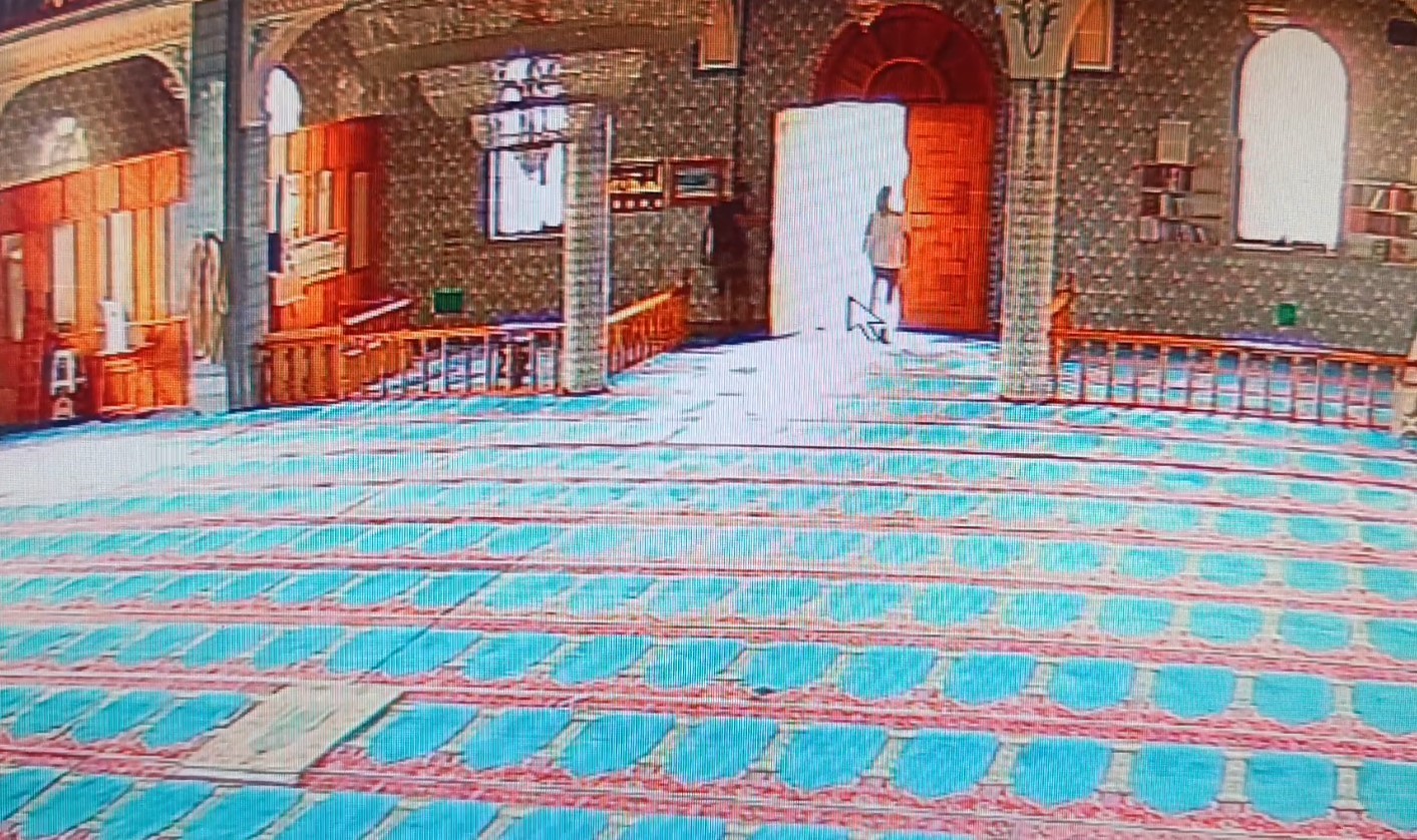 Camiye girip yardım paralarını çaldı, namaz kılanı görünce cami görevlisi rolüne girdi
