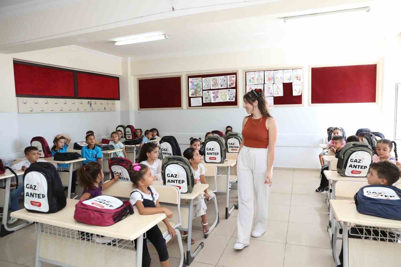 Büyükşehir, 1’inci sınıf öğrencileri için kırtasiye desteğini sürdürüyor
