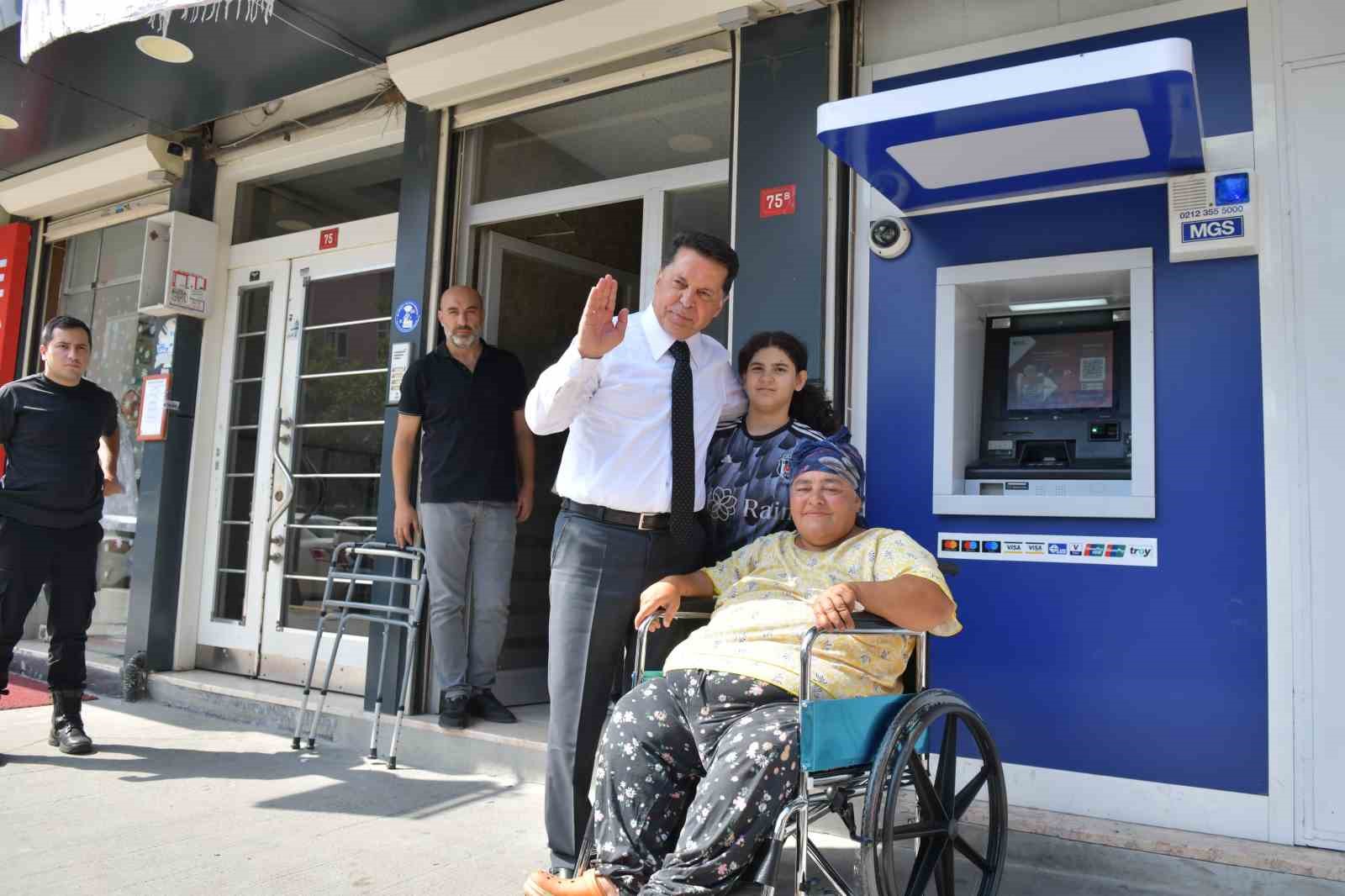 Esenyurt’ta sosyal medyadan tekerlekli sandalye isteyen vatandaşın talebi karşılandı
