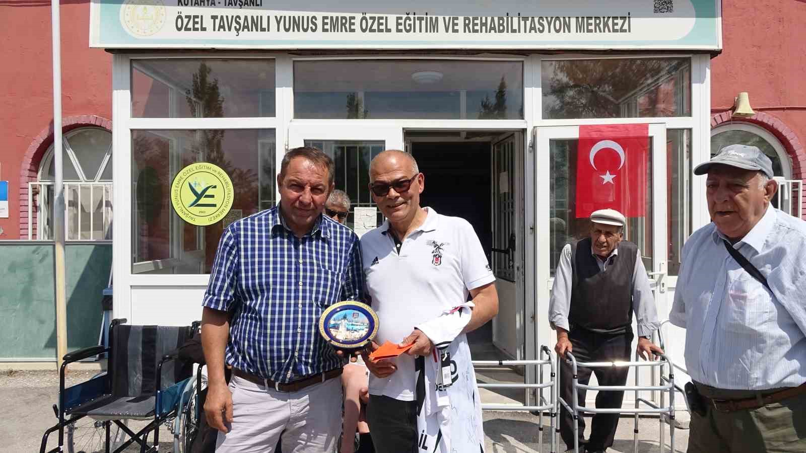 Almanya’dan Kütahya’ya tekerlekli sandalye ve yürüteç getirdiler
