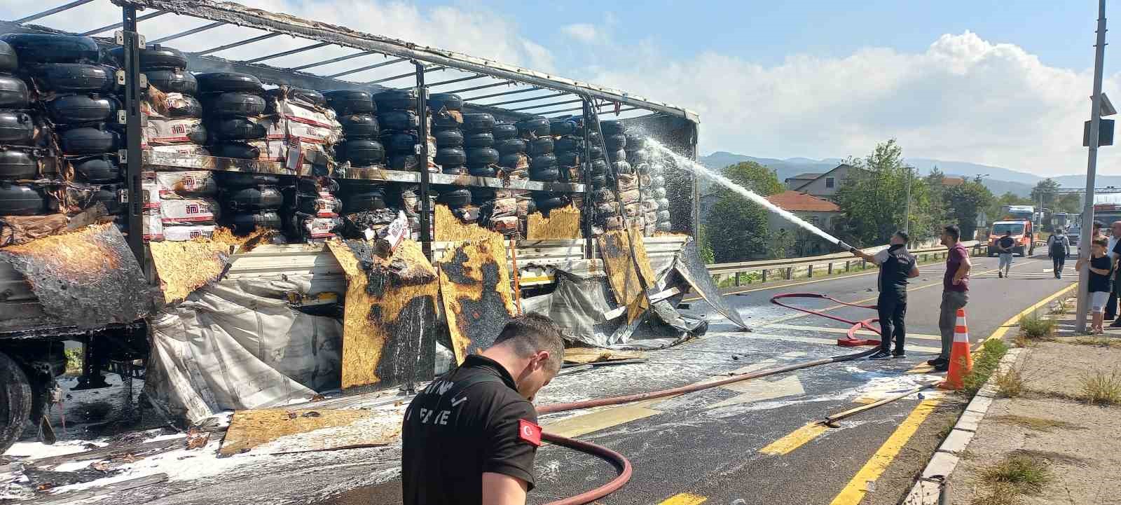 Bolu Dağı’nda korkutan kaza: Tırlar çarpıştı, alevler yükseldi
