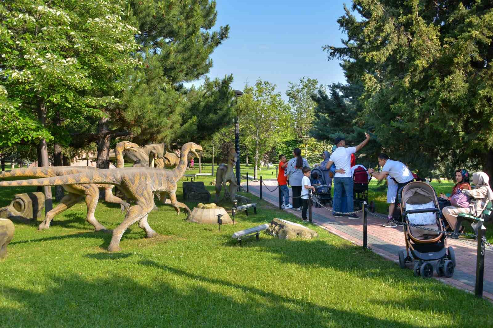 Konya’da yaz tatilinin gözdesi yine 80 Binde Devr-i Alem Parkı oldu
