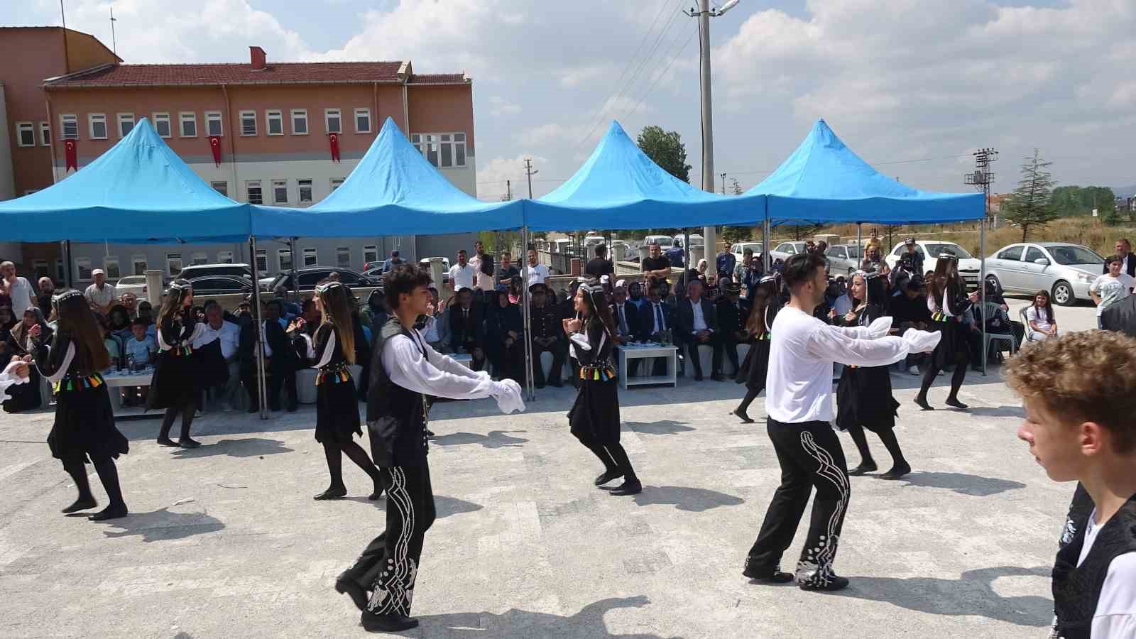 Tavşanlı’da kapalı yüzme havuzu açıldı
