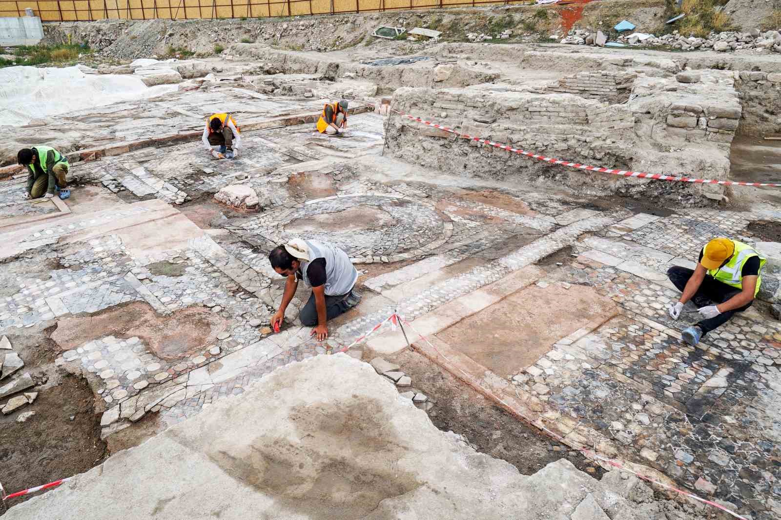 Konya merkezde gün yüzüne çıkarılan 5. yüzyıla ait mozaik ve eserler turizme kazandırılıyor
