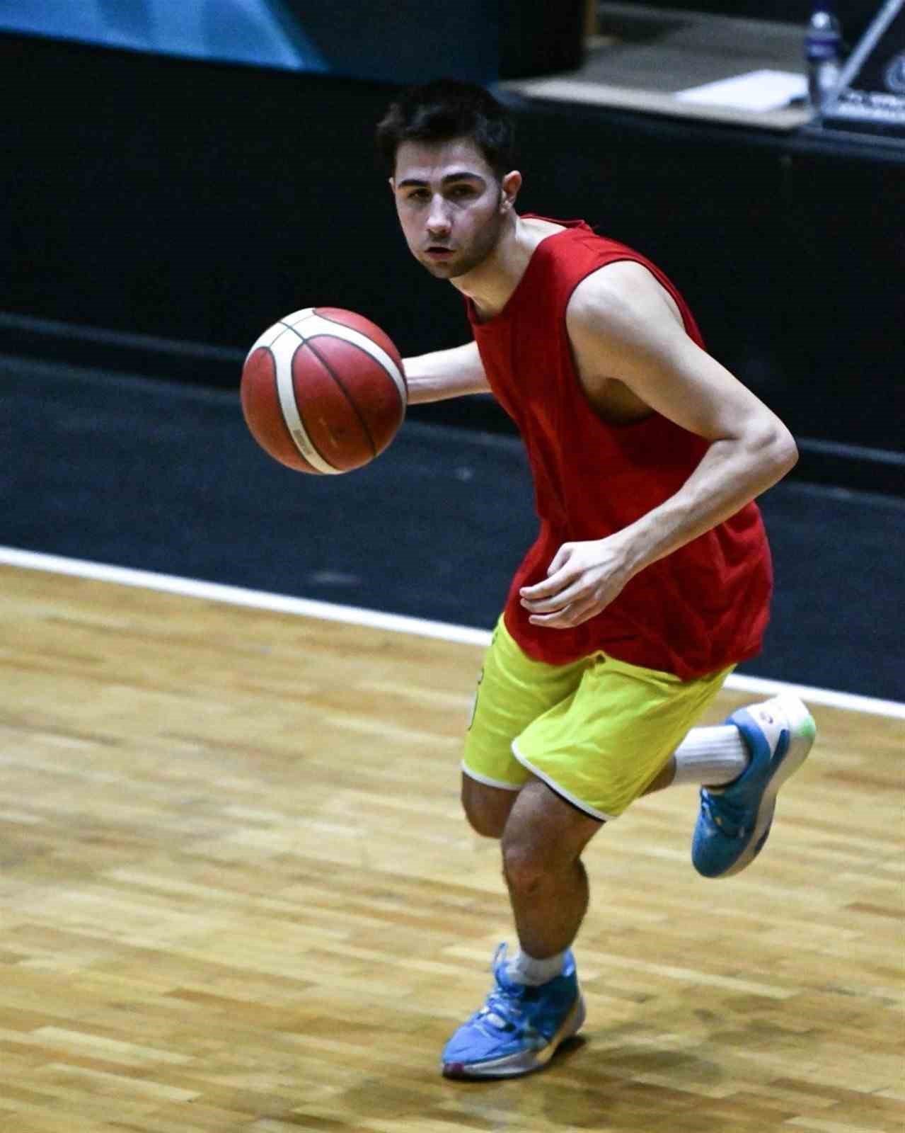 Eren Çapraz, altyapıdan ana kadroya seçilen ilk basketbolcu oldu
