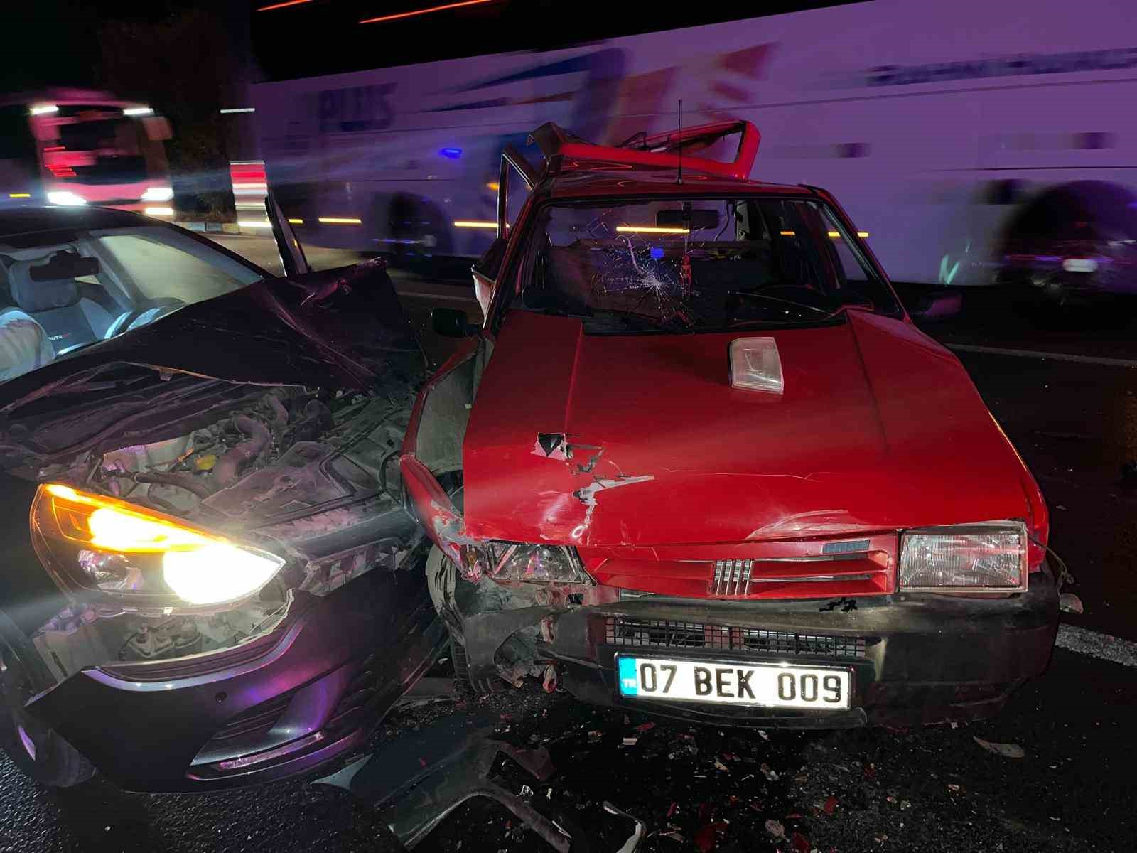 Antalya’da 3 araçlı zincirlemeli kaza: 1 yaralı
