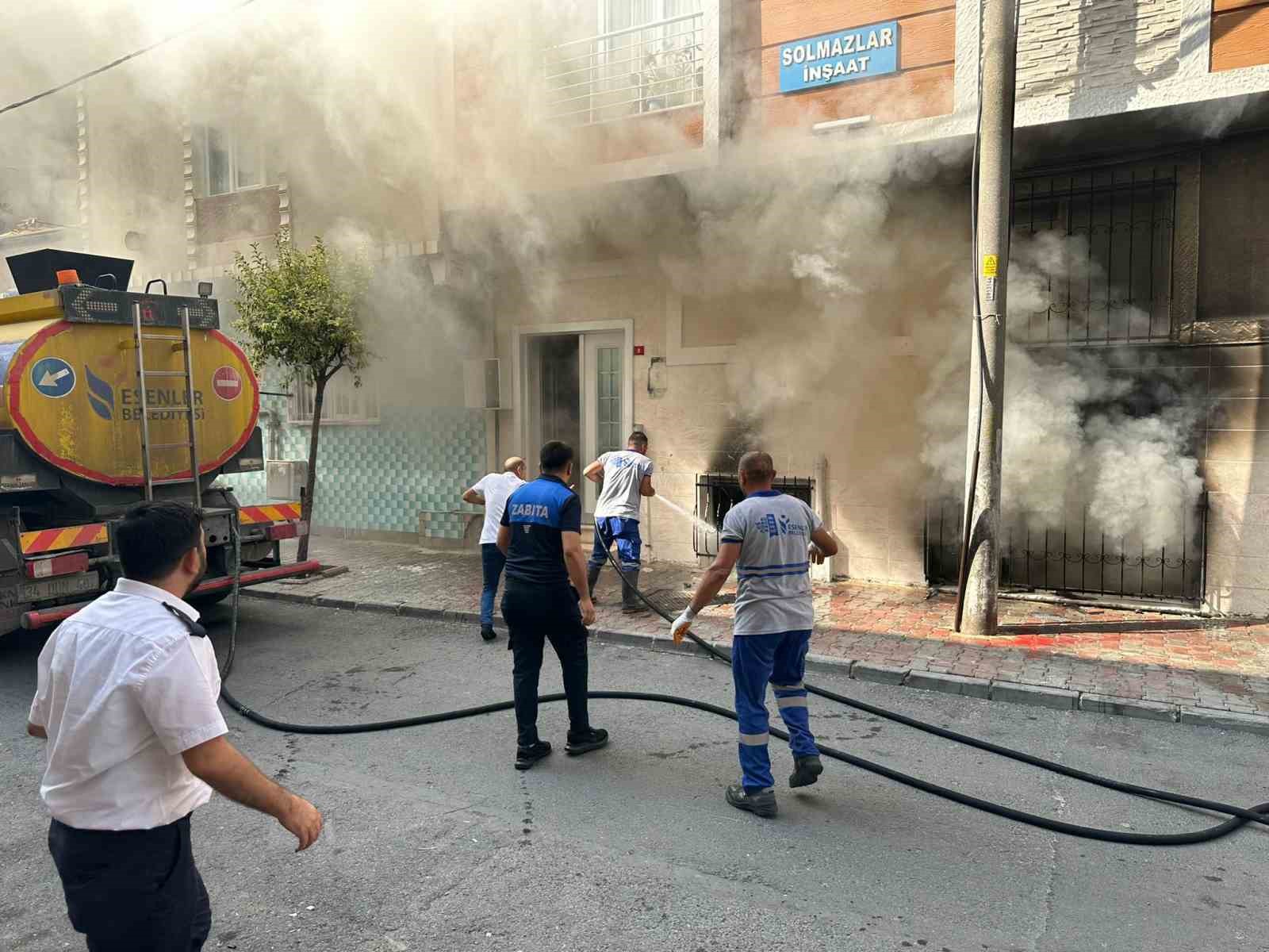 Esenler Belediyesi temizlik işçileri yangında mahsur kalan 3 çocuğu kurtardı
