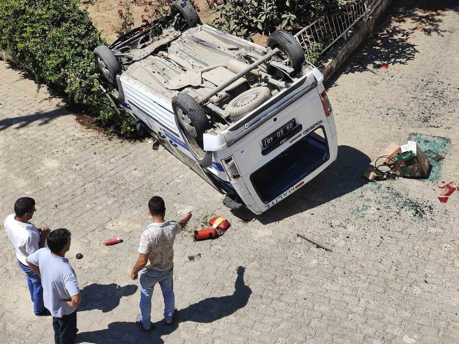 El freni tam çekilmeyen resmi araç sitenin bahçesine uçtu
