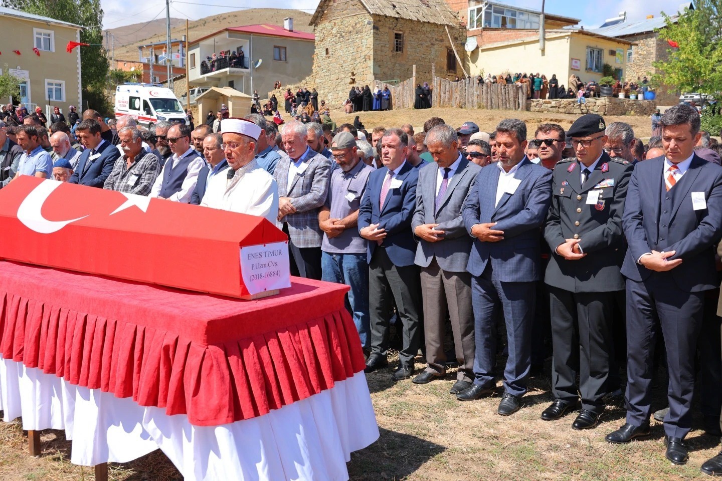 Kalp krizi sonucu vefat eden uzman çavuş son yolculuğuna uğurlandı
