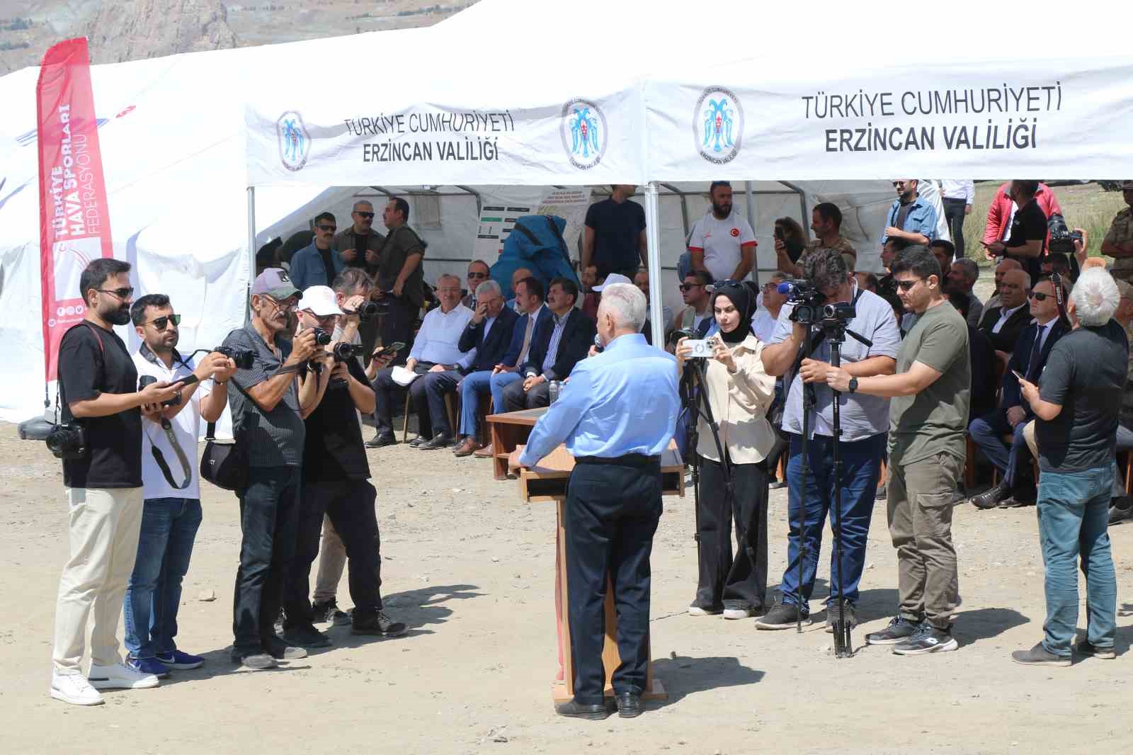 Erzincan’da gökyüzü paraşütçülerle şenlendi
