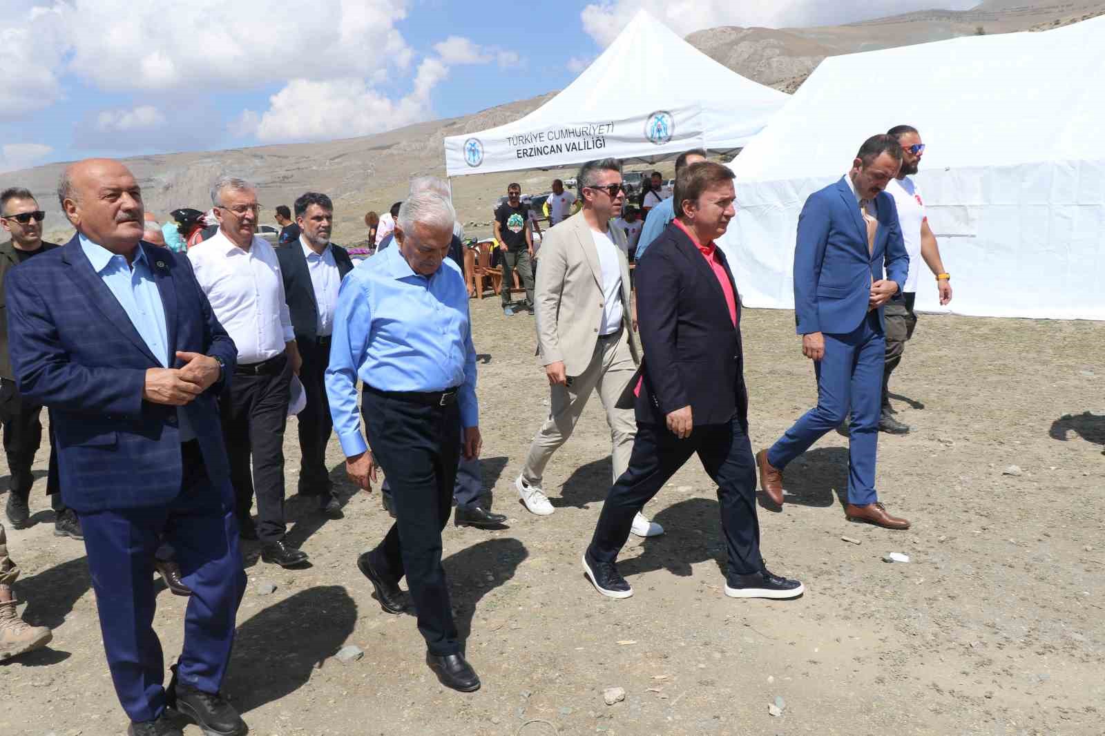 Erzincan’da gökyüzü paraşütçülerle şenlendi
