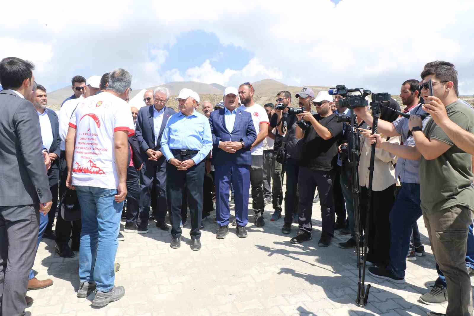 Erzincan’da gökyüzü paraşütçülerle şenlendi
