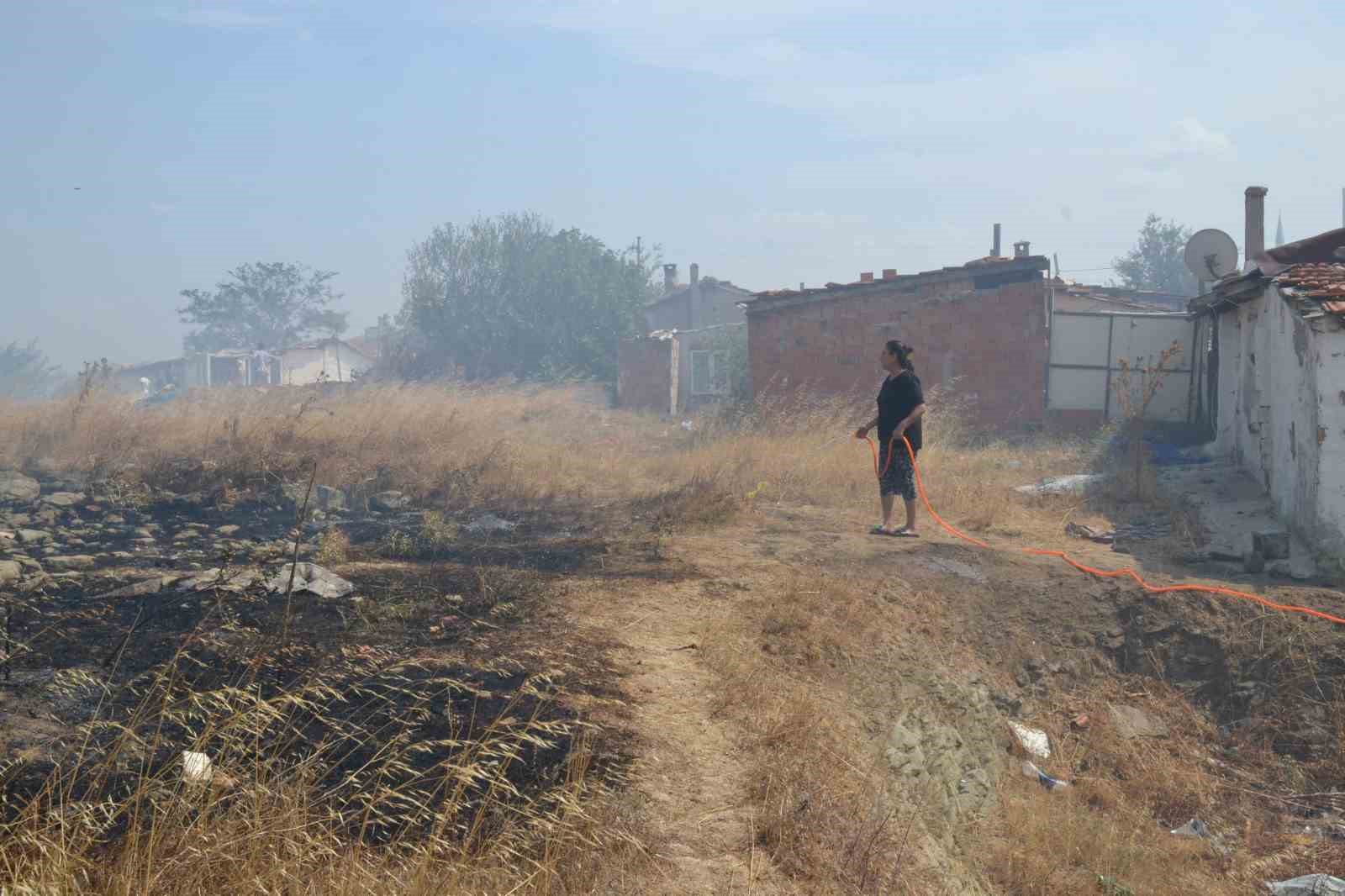 Keşan’da evlere yaklaşan yangın mahalleliyi korkuttu
