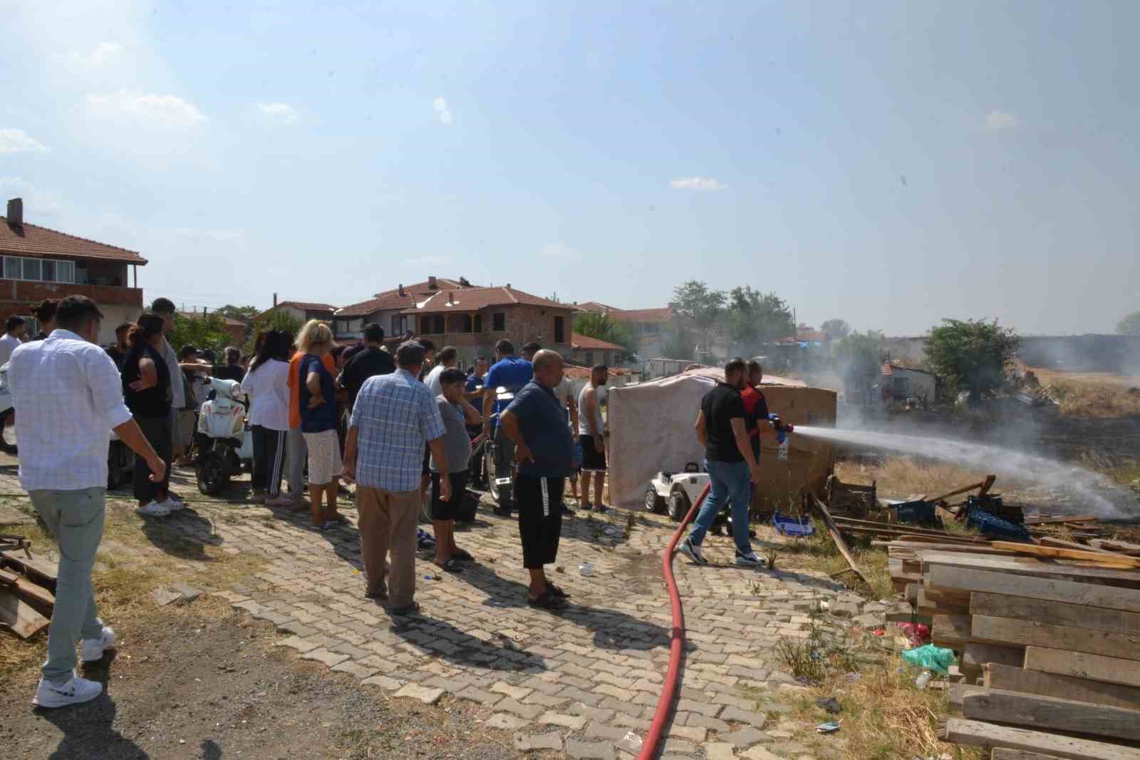 Keşan’da evlere yaklaşan yangın mahalleliyi korkuttu
