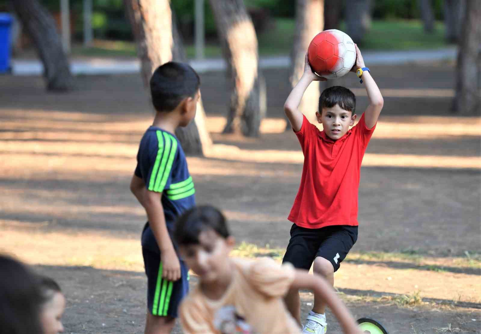 Konyaaltı’nda çocuklar eğlenirken öğreniyorlar
