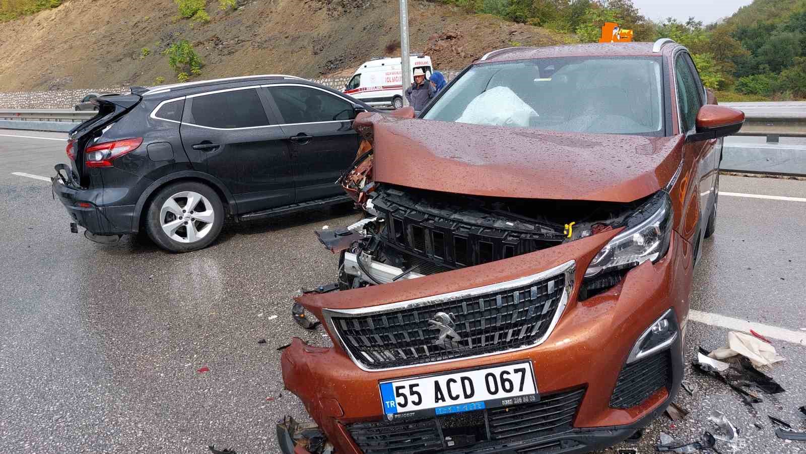 Samsun’da 7 araçlı zincirleme kaza: 1’i ağır 6 yaralı
