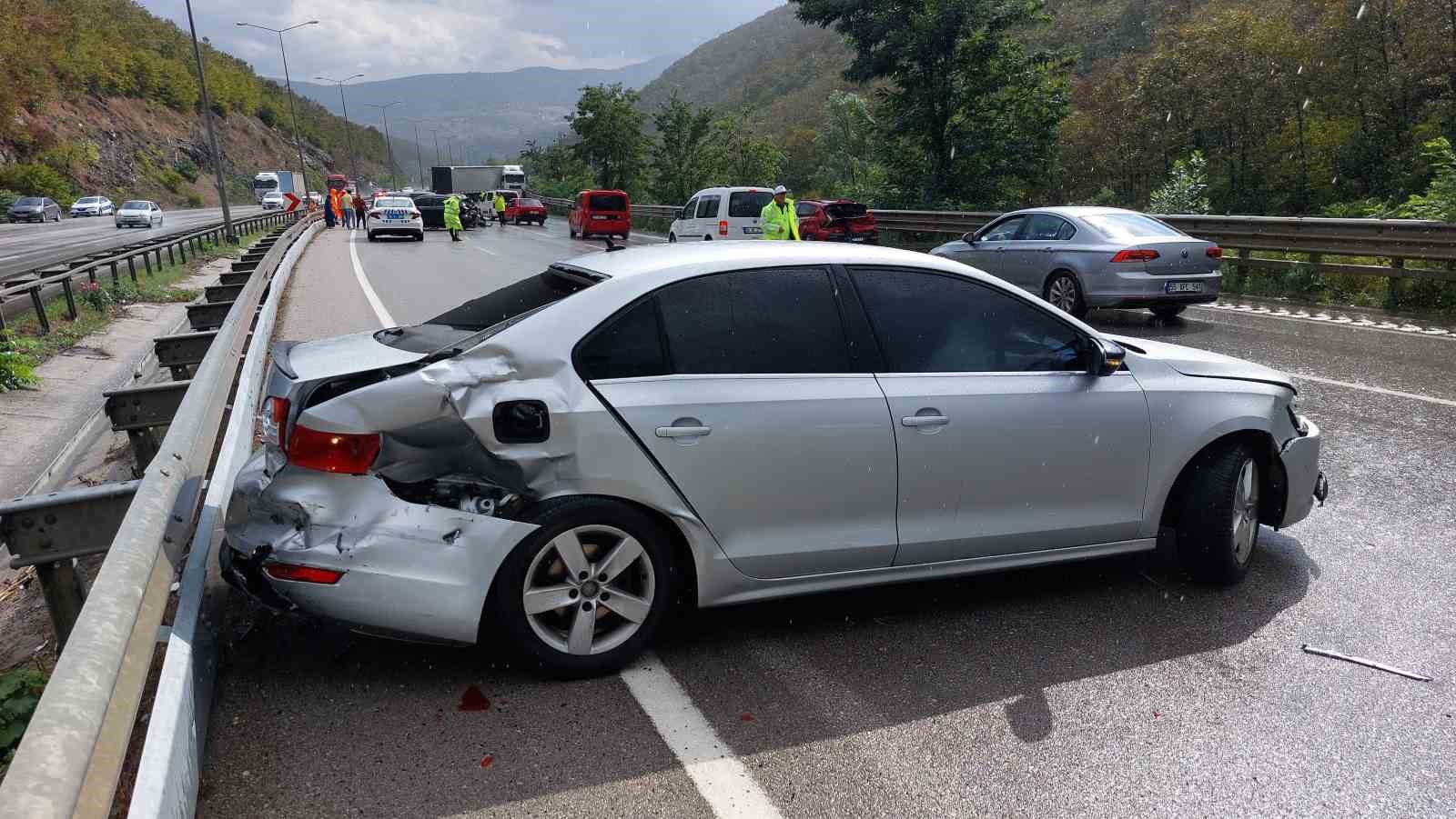 Samsun’da 7 araçlı zincirleme kaza: 1’i ağır 6 yaralı
