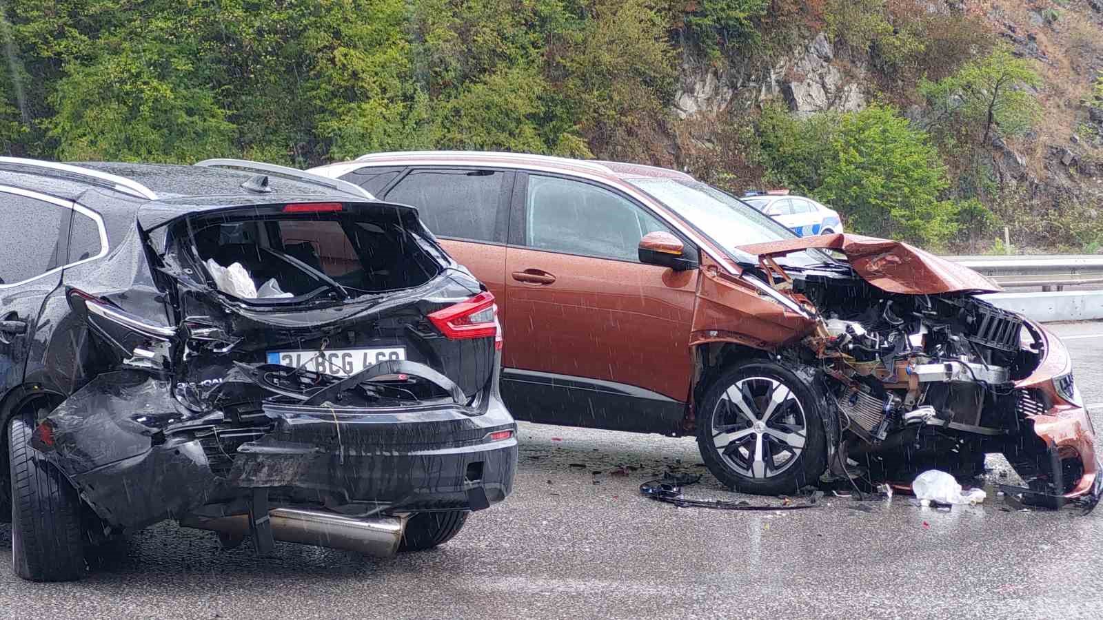 Samsun’da 7 araçlı zincirleme kaza: 1’i ağır 6 yaralı
