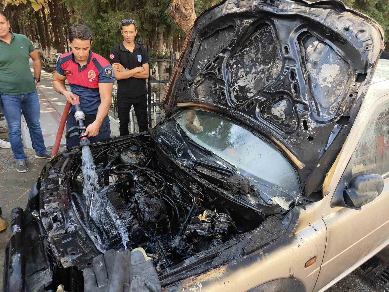 Kuşadası’nda park halindeki cip alev aldı
