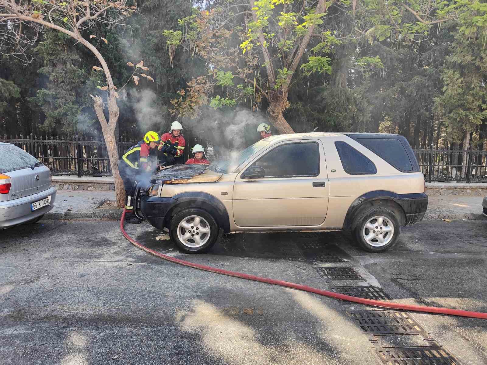 Kuşadası’nda park halindeki cip alev aldı
